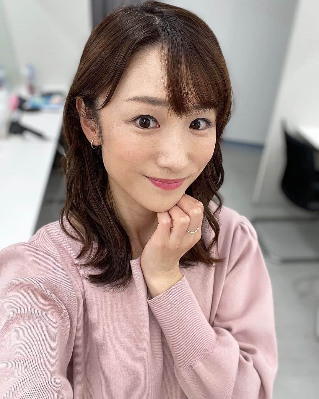 堂真理子さんのインスタグラム写真 - (堂真理子Instagram)「ピックアップニュースが終わり、メイク室にて💄 スタイリストさんが素敵なリングも用意してくれています💍本番中、フリップを取る時に少し写るので、良かったら見てみてください😊  放送中の「ワイド！スクランブル」、本日の衣装は  ☆ワンピース… #tonal ☆アクセサリー… #ete  でした👗✨ 明日のピックアップニュースは、後輩の #紀真耶 アナが担当予定です！ よろしくお願いします✨  ではまた木曜日に。  雨が降っていますね☔️お気を付け下さい。   #大下容子ワイドスクランブル #ワイドスクランブル #ニュース #テレビ朝日 #堂真理子 #アナウンサー #アナウンサー衣装 #番組衣装」11月9日 12時24分 - mariko_do