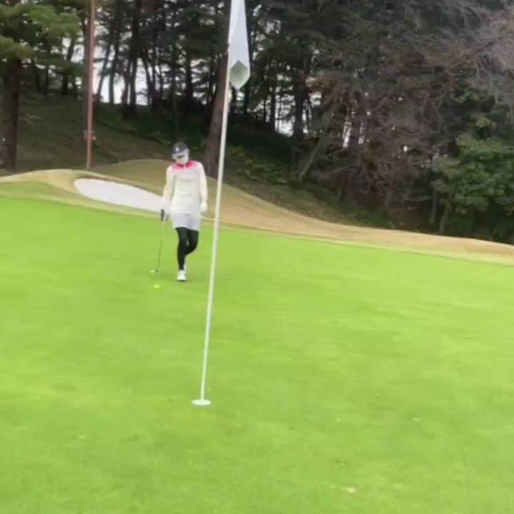 佐々木実季のインスタグラム：「昨日のバーディーパット⛳ IN7番・131yのpar3🔴 打つ前に謎にポージングしてるのはカメラ意識した職業病ではなく「どれぐらいフックするかなー🧐」って考えてるポーズです🤣 しかし入った後の喜び方キモ過ぎるね🤣🤣🤣 #久しぶりのバーディー #アゲンストだったので9wからの #こだまゴルフクラブ #ゴルフ #練習通りにはいかない  #⛳ #ゴルフ大好き #ゴルフ女子 #🏌#ゴルフ上手くなりたい #ゴルフ好きな人と繋がりたい #ゴルフ女子と繋がりたい #golf #lovegolf #ゴルフ免許証 #ゴルフ免許証アンバサダー #目指せ美スイング」