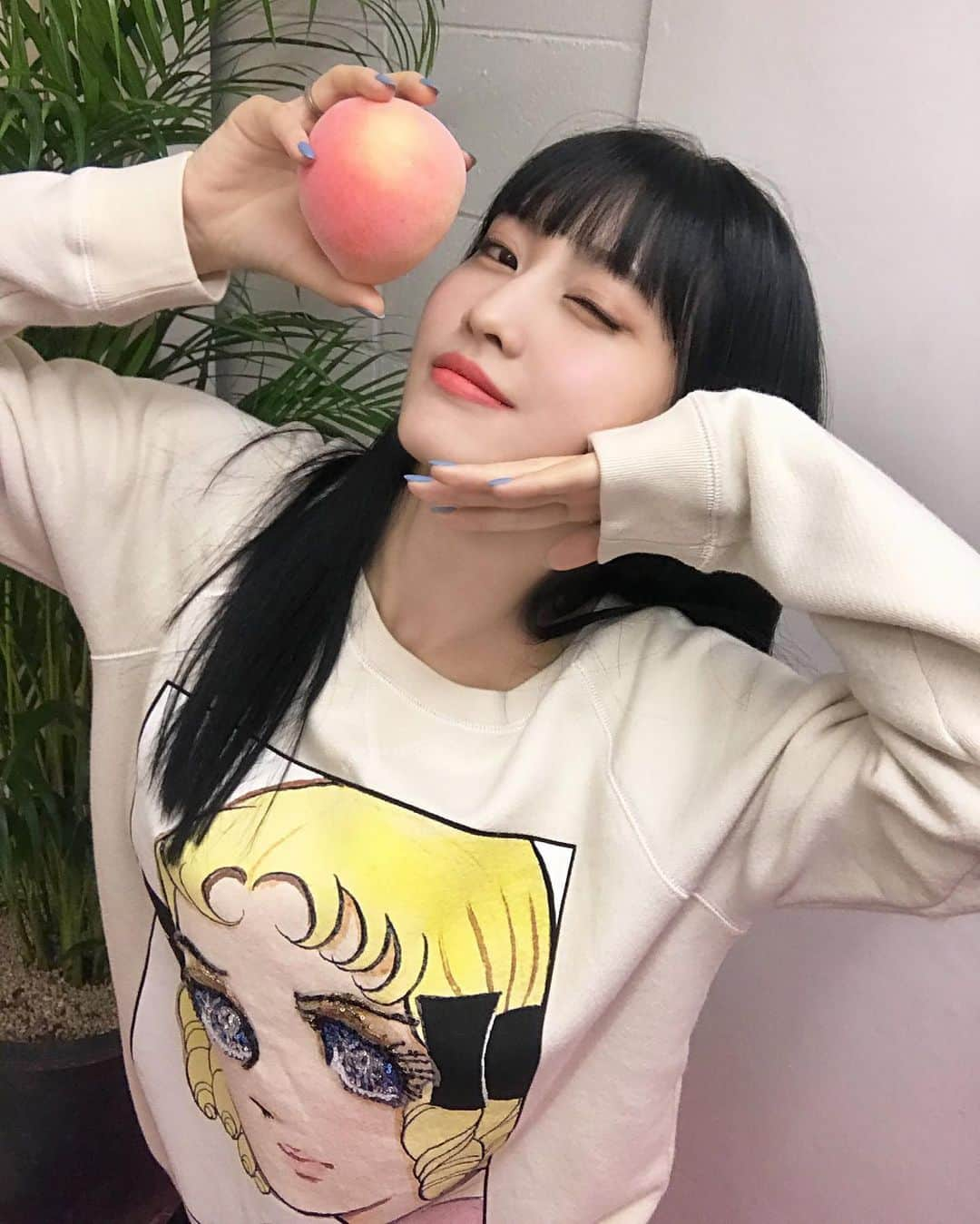 モモのインスタグラム：「HAPPY BIRTHDAY to the one and only 🍑🤍  #OurBestfriendMomo #Our_Pride_MOMO  #MOMO #트와이스 #모모 #平井もも #もも #TWICE」