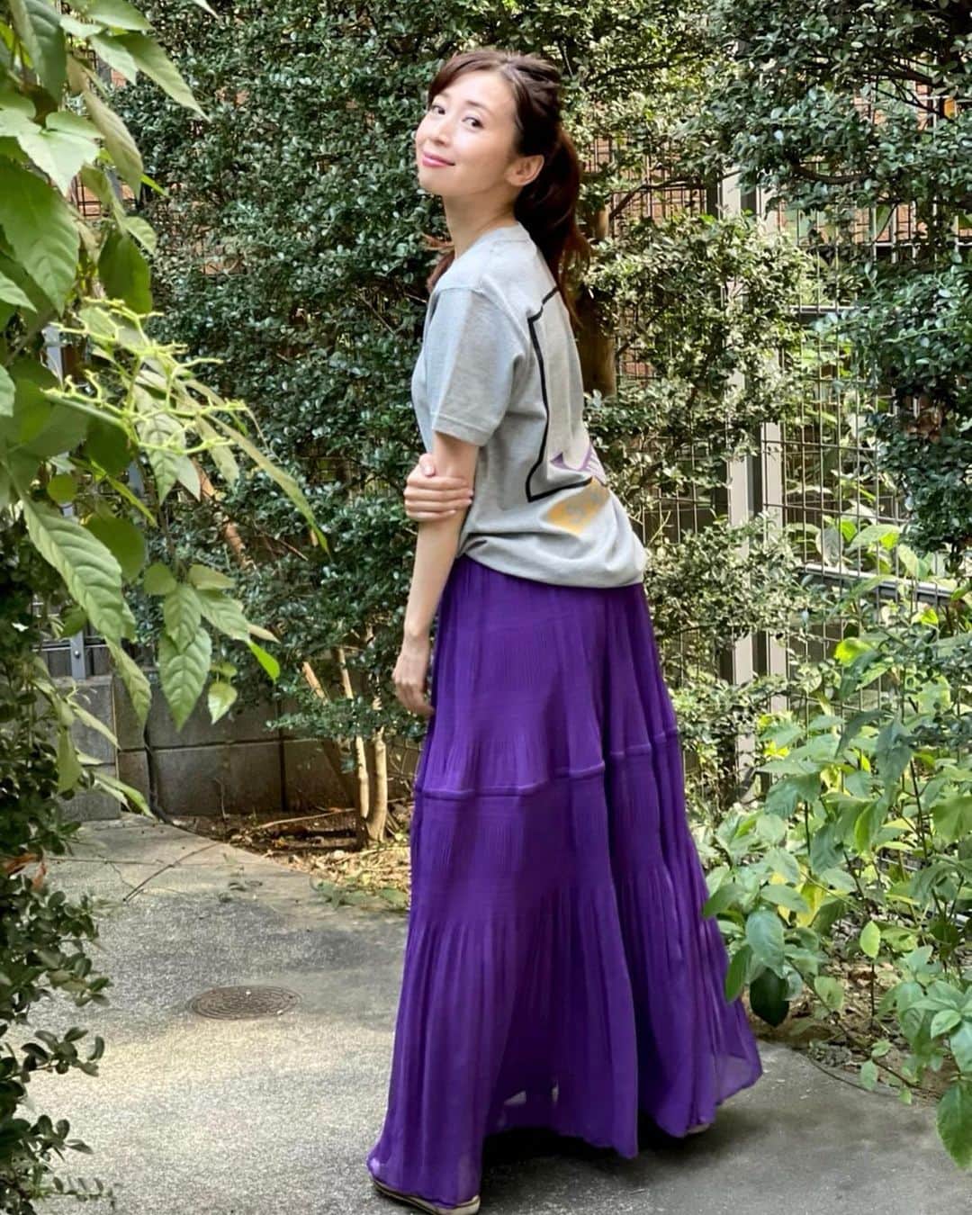 中野公美子のインスタグラム：「@spowt2018 さんのモデルをさせていただきました😊  Tシャツもあるよー！ これまた生地がしっかりしているので、 着心地がいいの✨ 今はお外では寒いので、 お部屋で活躍しております！  こちらはSサイズです。 (S〜2XLまであります)  #sport  #tシャツ #グレー #パープル #モデル #アラフォー」