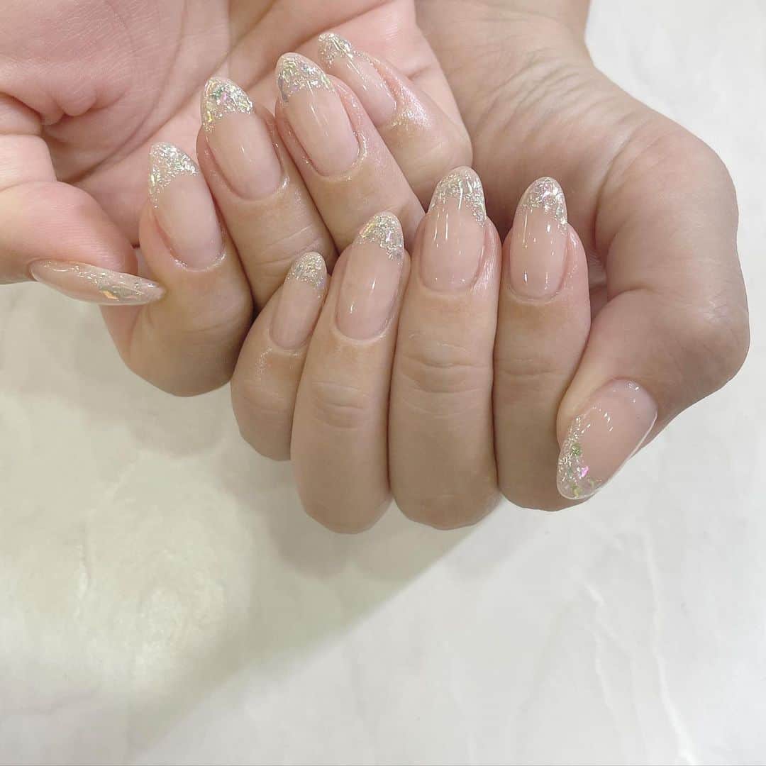 池田沙代のインスタグラム：「New nail💅🤍 @inthink   ベージュにキラキラフレンチ🤩 オーロラも入れてもらったから 角度によって色が変わるキラキラ✨ かわいい🥰  #newnail#nailart#frenchnails#newnails#フレンチネイル#オーロラネイル#シンプルネイル#ネイルサロン#ネイルアート#ネイル#ネイルデザイン#nails」