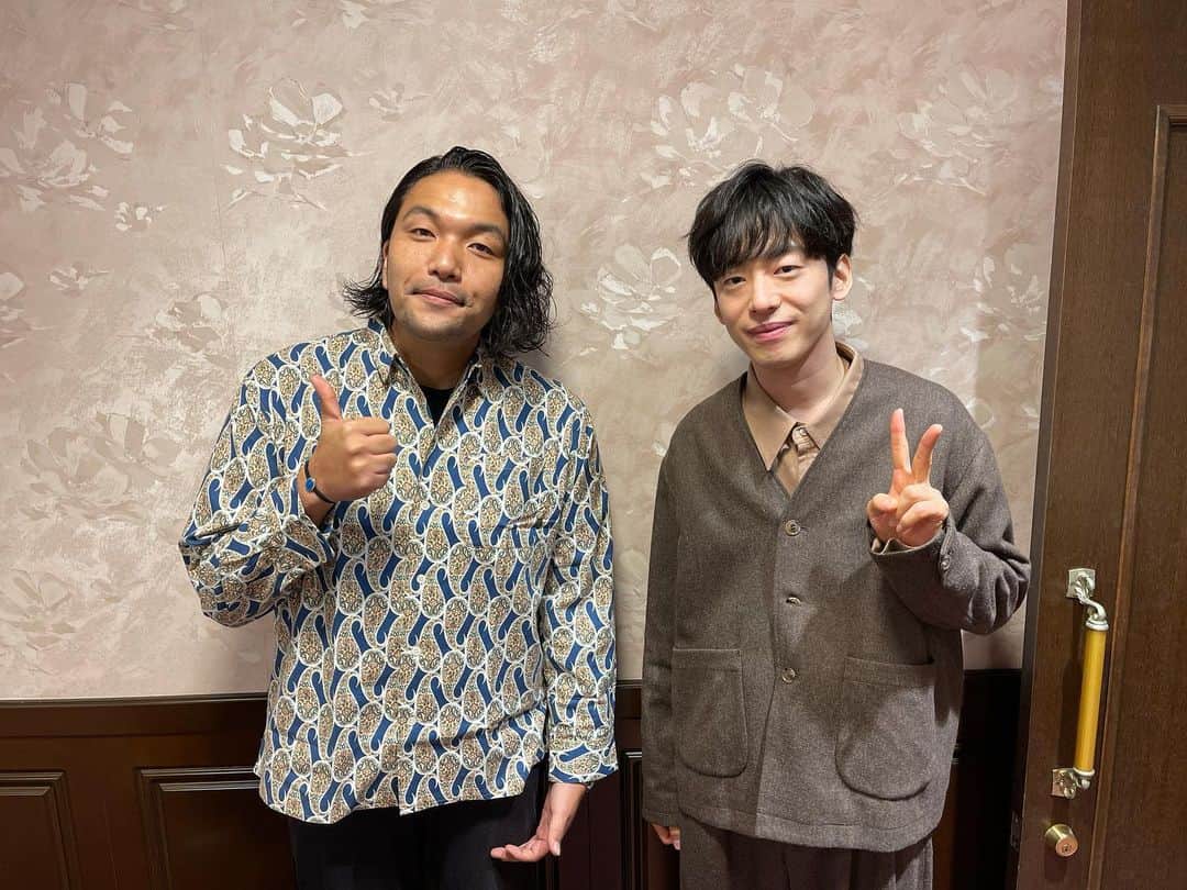 盛山晋太郎のインスタグラム：「クリーピーナッツと間違って公式マークつけてくれへんかなぁ  #松永さんと一緒でした #creepynuts」