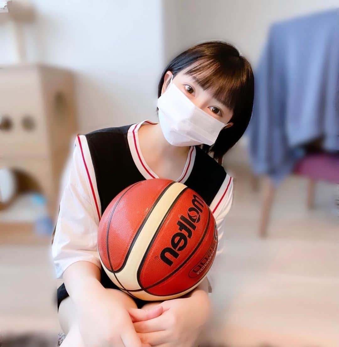 丸の内OLレイナ（美容）のインスタグラム：「バスケ大好きである⛹️‍♀️🏀  #バスケ #スリーポイントシュート #意外と選抜」