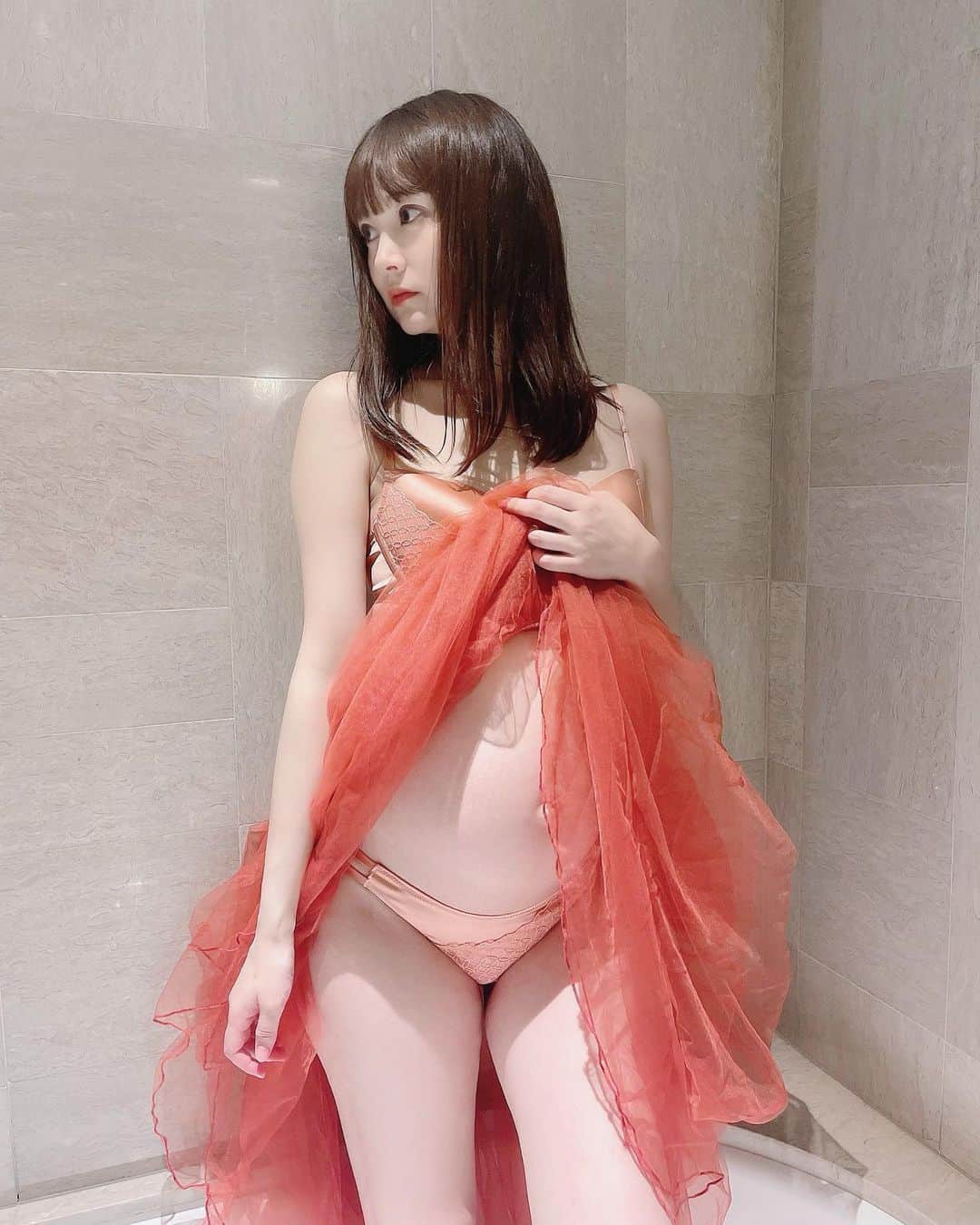 浜田翔子さんのインスタグラム写真 - (浜田翔子Instagram)「産休前、 最後の撮影でした。  お世話になってた方と撮影！ 凄く素敵な映像を撮っていただけて やっぱり撮影は楽しいなぁって感じました！  シルクな下着をつけて💎  妊娠32週、9ヶ月になり、 突然おなかの丸さにびっくり‼︎ まんまるです👶 臨月はもっと大きくなると思ったら 安定感大丈夫なのかなって思います💦😂 けど1万歩以上歩いたりした方がいいみたい！ （こけるのだけ気をつけないと） こむら返りは慣れてきましたが太ももは、痺れる〜息苦しい💨😳🦵  おへそのかたちも変わってきて いろんな変化も もう楽しむしかってなっています🌝🍁  #マタニティフォト　#マタニティフォト衣装　#マタニティドレス #チュールドレス  #AMERI  #妊娠9ヶ月のお腹 #maternityphoto  #妊娠32週 #pregnant  #baby #love #momlife #pregnancy #gravid #preggo #babybump #babyboy #nbijoux」11月9日 14時16分 - shoko_hamada