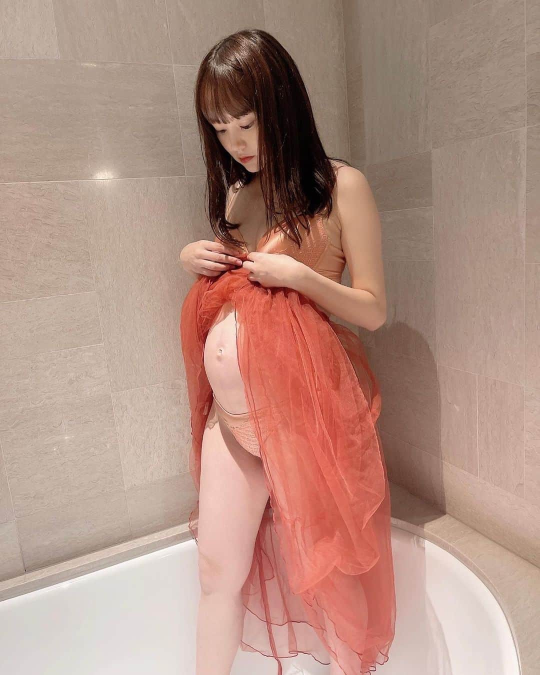 浜田翔子さんのインスタグラム写真 - (浜田翔子Instagram)「産休前、 最後の撮影でした。  お世話になってた方と撮影！ 凄く素敵な映像を撮っていただけて やっぱり撮影は楽しいなぁって感じました！  シルクな下着をつけて💎  妊娠32週、9ヶ月になり、 突然おなかの丸さにびっくり‼︎ まんまるです👶 臨月はもっと大きくなると思ったら 安定感大丈夫なのかなって思います💦😂 けど1万歩以上歩いたりした方がいいみたい！ （こけるのだけ気をつけないと） こむら返りは慣れてきましたが太ももは、痺れる〜息苦しい💨😳🦵  おへそのかたちも変わってきて いろんな変化も もう楽しむしかってなっています🌝🍁  #マタニティフォト　#マタニティフォト衣装　#マタニティドレス #チュールドレス  #AMERI  #妊娠9ヶ月のお腹 #maternityphoto  #妊娠32週 #pregnant  #baby #love #momlife #pregnancy #gravid #preggo #babybump #babyboy #nbijoux」11月9日 14時16分 - shoko_hamada