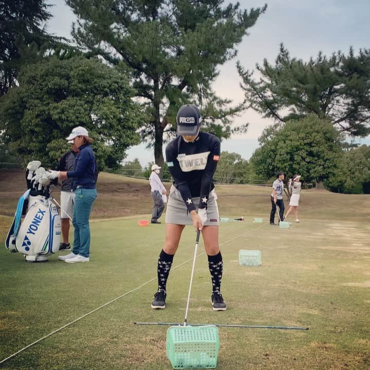 藤本麻子のインスタグラム：「. . 藤本の正面🏌🏻‍♀️ . . #ゴルフ#女子ゴルフ#プロゴルファー#女子プロ#プロゴルファー#女子プロゴルファー#スイング#golf#ゴルフスイング#スイング動画#藤本麻子#ゴルフ練習#ゴルフ女子」