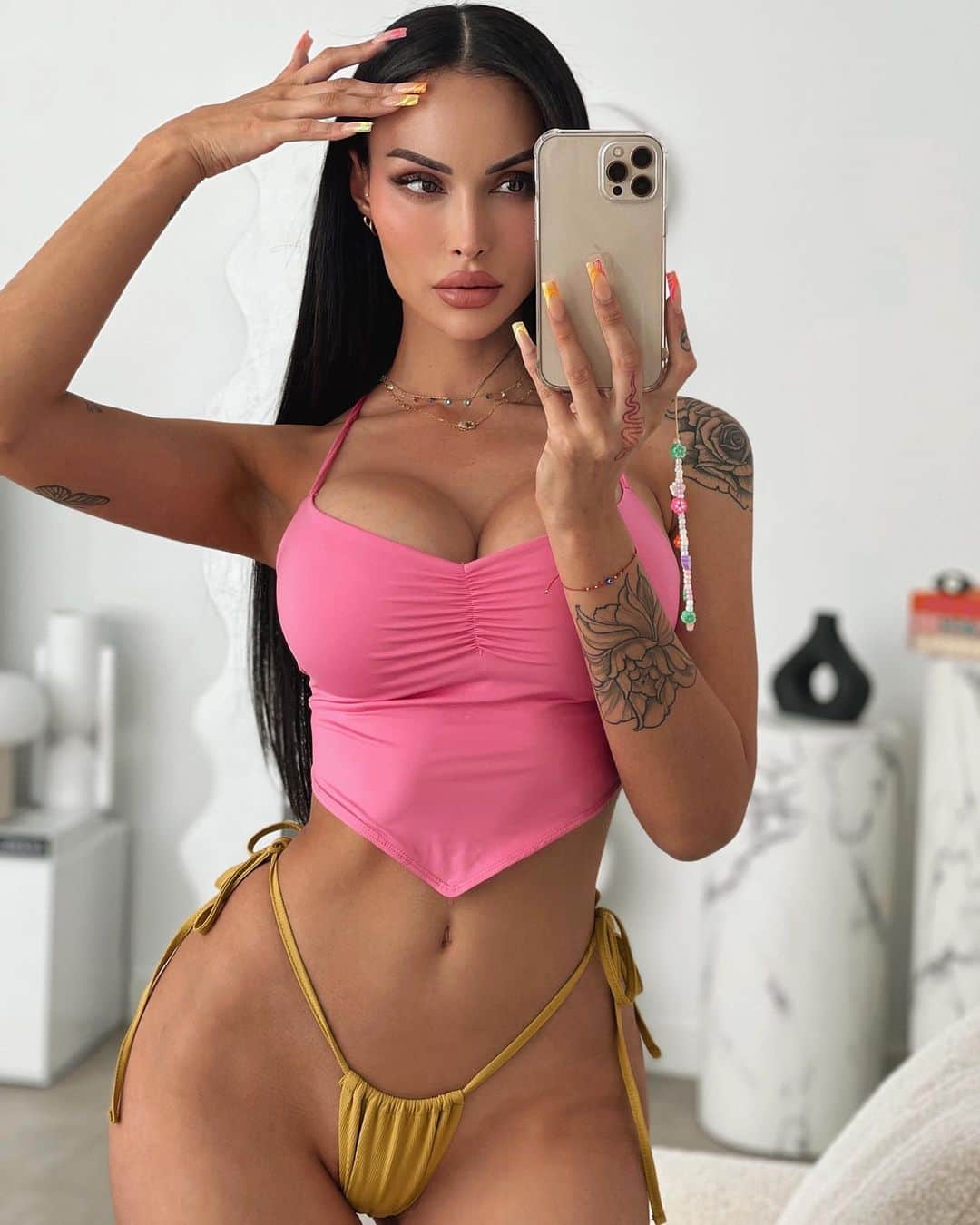 ANNELESE MILTONのインスタグラム：「💕 The girl you didn’t know you needed 🌈 shout out to @j.bronzage for the summer glow🔥」