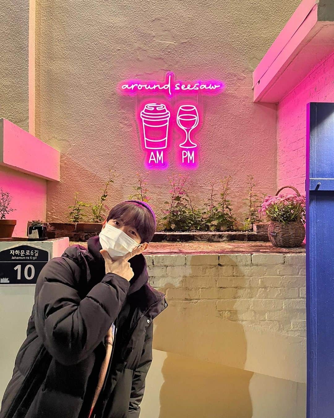 キム・ソヌンのインスタグラム：「아침에는 우유를 사러가구요🥛낮에는 커피를 내리고☕️저녁에는 나쁜놈을 연기하고😏 밤에는 와인잔을 닦아용🍷오늘은 일찍 퇴근한 기념으로 사진찍었어요😚그러니까 이건 김웅구의 이중생활✌️」