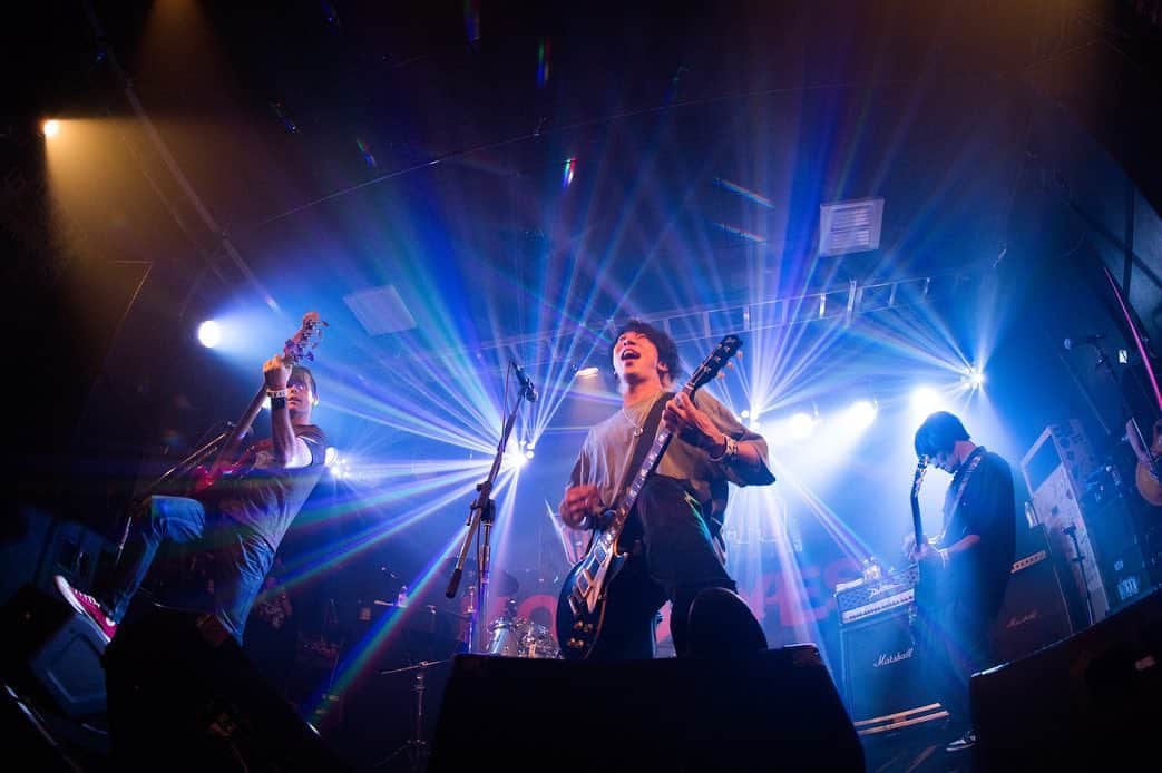 のインスタグラム：「2021.11.07 Between the Black and Gray Tour 2021 KLUB COUNTER ACTION MIYAKO photo by Maki Ishii  #monoeyes」