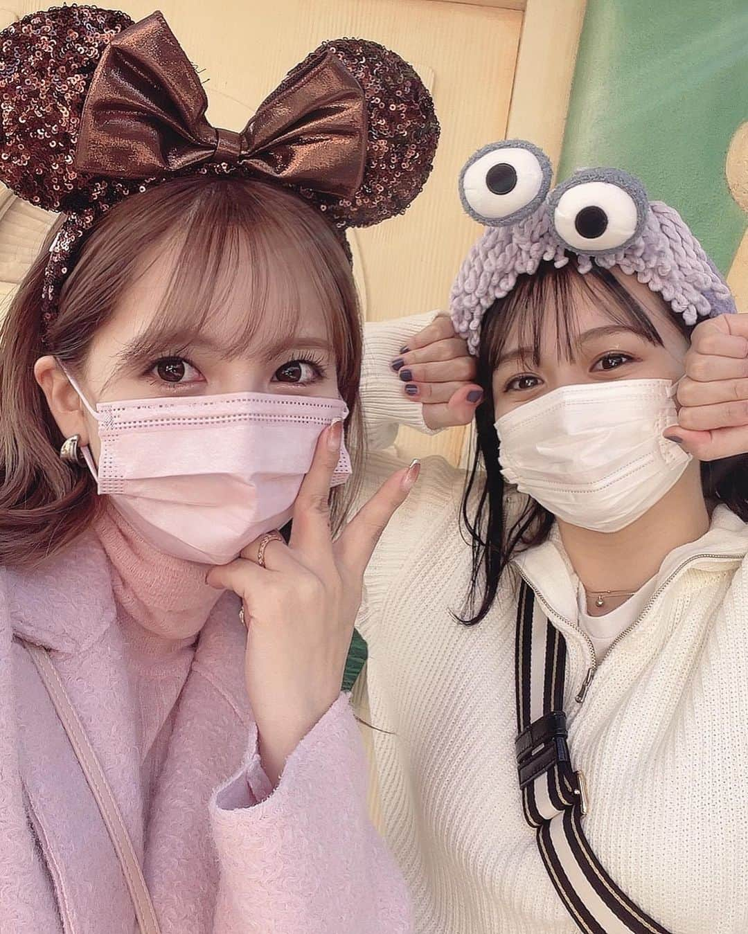 三上悠亜さんのインスタグラム写真 - (三上悠亜Instagram)「立て続けにディズニー行けて幸せ🥺 ネット頑張って繋いでチケットとってる！！  @takagi_sayuki__ ちゃんが 「撮ってあげる！」って言ってくれて写真撮ってくれた💛  一緒にディズニー行きたいねって話してたから、 すぐ実行できて嬉しい🥺楽しかった🥺」11月9日 16時39分 - yua_mikami