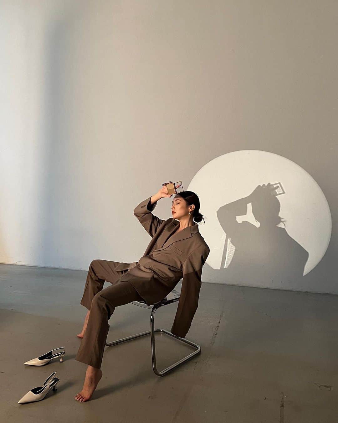 パク・ソラのインスタグラム：「맨발투혼/배가려/🦶🏼/손많이쓰기」