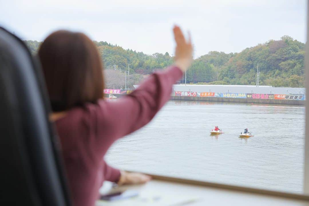 嶋村瞳さんのインスタグラム写真 - (嶋村瞳Instagram)「. 2年振りのボートレース三国現地🦀 三国公式Twitter全12R予想🦀 カニ坊くん、1日密着ありがとう♥️ 今日一日で色んな表情見せた私🤣 . 周年記念は13年ぶり✨GIは6年ぶり✨パーフェクト優勝🏆 毒島誠選手おめでとうございます♥️ ボートレース三国さん、カニ坊くん、Twitterでお付き合いして下さった皆様ありがとうございました🥺3本的中プラス収支‼️ レース場のレストラン🍽もやしラーメンがピリ辛でめちゃくちゃ美味しかった🍜ぜひ本場で食べてみて下さい。 . 福井来たら、やっぱりカニ！ 前泊でしっかり解禁したばかりの越前蟹とせいこ蟹たべたよ🦀 1人で2個もたべたカニ🦀🦀 お店は『はまさか』さん。 . #ボートレース #ボートレース三国 #北陸艇王決戦優勝戦 #毒島誠選手 #カニ坊 #もやしラーメン #越前蟹 #はまさか」11月9日 17時00分 - hitomi_shimamura_official