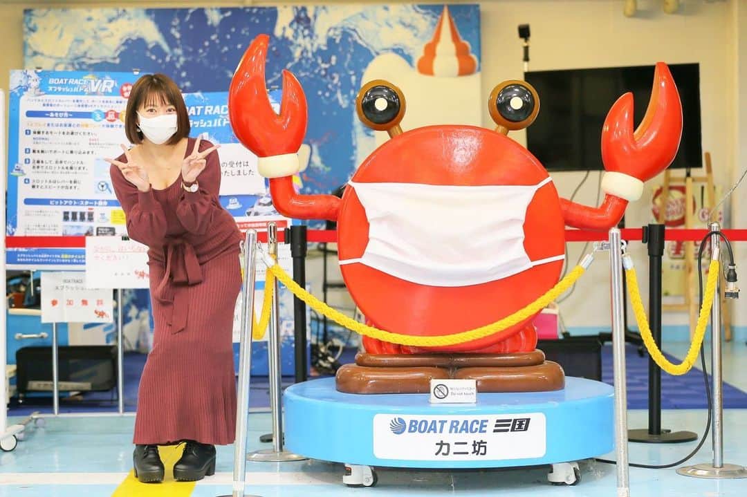 嶋村瞳さんのインスタグラム写真 - (嶋村瞳Instagram)「. 2年振りのボートレース三国現地🦀 三国公式Twitter全12R予想🦀 カニ坊くん、1日密着ありがとう♥️ 今日一日で色んな表情見せた私🤣 . 周年記念は13年ぶり✨GIは6年ぶり✨パーフェクト優勝🏆 毒島誠選手おめでとうございます♥️ ボートレース三国さん、カニ坊くん、Twitterでお付き合いして下さった皆様ありがとうございました🥺3本的中プラス収支‼️ レース場のレストラン🍽もやしラーメンがピリ辛でめちゃくちゃ美味しかった🍜ぜひ本場で食べてみて下さい。 . 福井来たら、やっぱりカニ！ 前泊でしっかり解禁したばかりの越前蟹とせいこ蟹たべたよ🦀 1人で2個もたべたカニ🦀🦀 お店は『はまさか』さん。 . #ボートレース #ボートレース三国 #北陸艇王決戦優勝戦 #毒島誠選手 #カニ坊 #もやしラーメン #越前蟹 #はまさか」11月9日 17時00分 - hitomi_shimamura_official