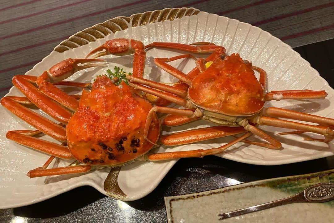 嶋村瞳さんのインスタグラム写真 - (嶋村瞳Instagram)「. 2年振りのボートレース三国現地🦀 三国公式Twitter全12R予想🦀 カニ坊くん、1日密着ありがとう♥️ 今日一日で色んな表情見せた私🤣 . 周年記念は13年ぶり✨GIは6年ぶり✨パーフェクト優勝🏆 毒島誠選手おめでとうございます♥️ ボートレース三国さん、カニ坊くん、Twitterでお付き合いして下さった皆様ありがとうございました🥺3本的中プラス収支‼️ レース場のレストラン🍽もやしラーメンがピリ辛でめちゃくちゃ美味しかった🍜ぜひ本場で食べてみて下さい。 . 福井来たら、やっぱりカニ！ 前泊でしっかり解禁したばかりの越前蟹とせいこ蟹たべたよ🦀 1人で2個もたべたカニ🦀🦀 お店は『はまさか』さん。 . #ボートレース #ボートレース三国 #北陸艇王決戦優勝戦 #毒島誠選手 #カニ坊 #もやしラーメン #越前蟹 #はまさか」11月9日 17時00分 - hitomi_shimamura_official