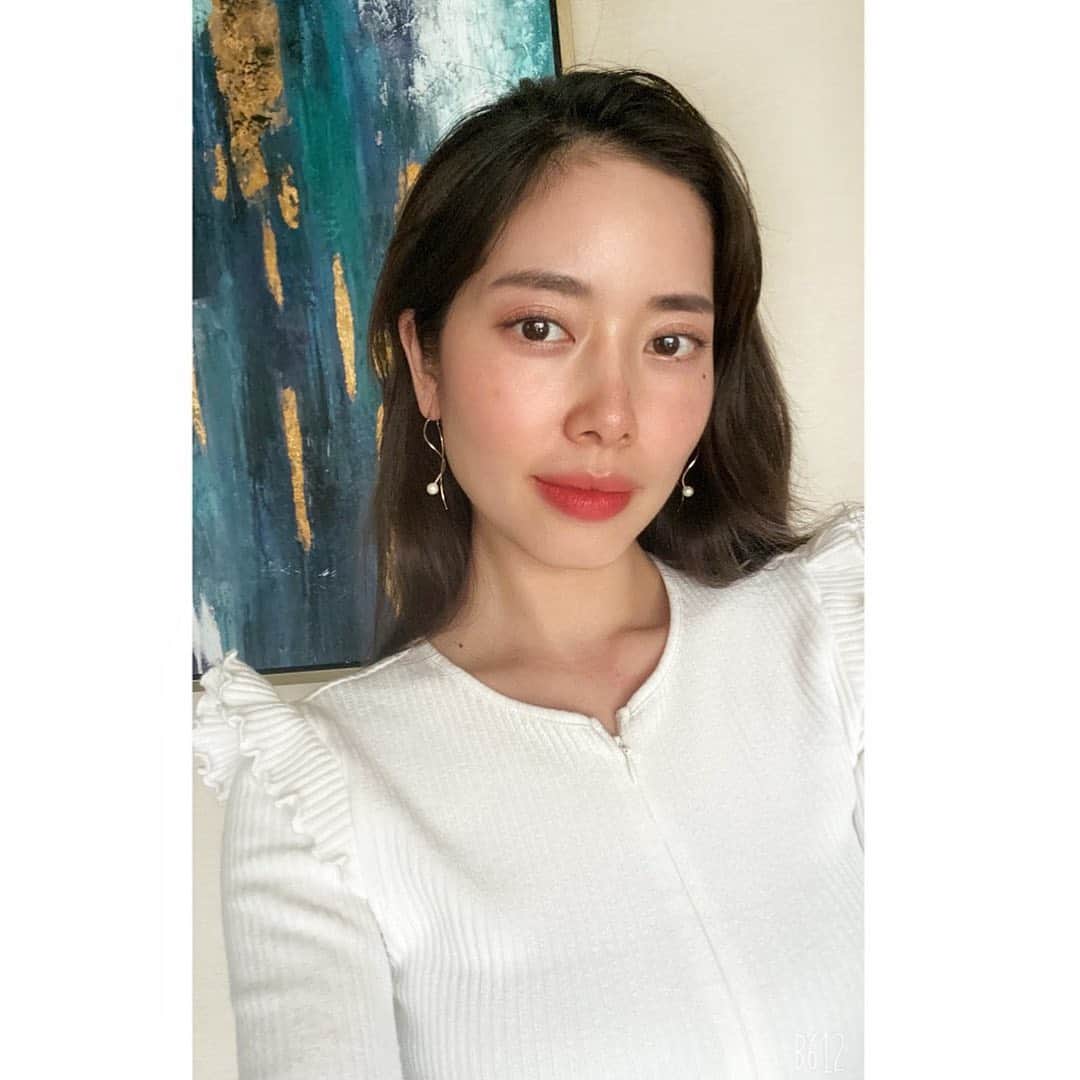May Pakdee メイ パクディのインスタグラム：「Playing with @pluster.jp jewelry 😍 always love gold& pearl combination 🙈✨ . For some reason pearl earrings  always help your skin looks better 🤔 . . パール&ゴールドのイヤリング✨シンプルで上品な組み合わせでいつも頼れます☺️ パールのイヤリングすると何故かお肌が綺麗に見える🤔 . . . . ワンピースはザラです👗」