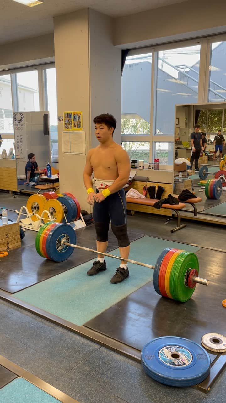のインスタグラム：「Clean＆Jerk  185kg  この後足首やった  #weightlifting #olympicweightlifting #cleanandjerk #clean #jerk#snatch #deadlift  #squat #crossfit #fitness #training #2xu #chrio #asics  #ウエイトリフティング　#クイックリフト　#スナッチ　#クリーンアンドジャーク」