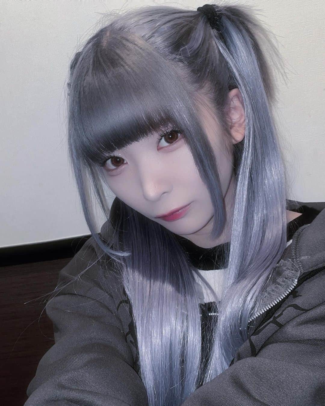 パン・ルナリーフィのインスタグラム：「ハイトーン復活、 みきすけさんにやってもらいました💎💎 @mksk_417  #ヘアカラー #ハイトーンカラー #bluehair #idol #アイドル #アイドルヘア」