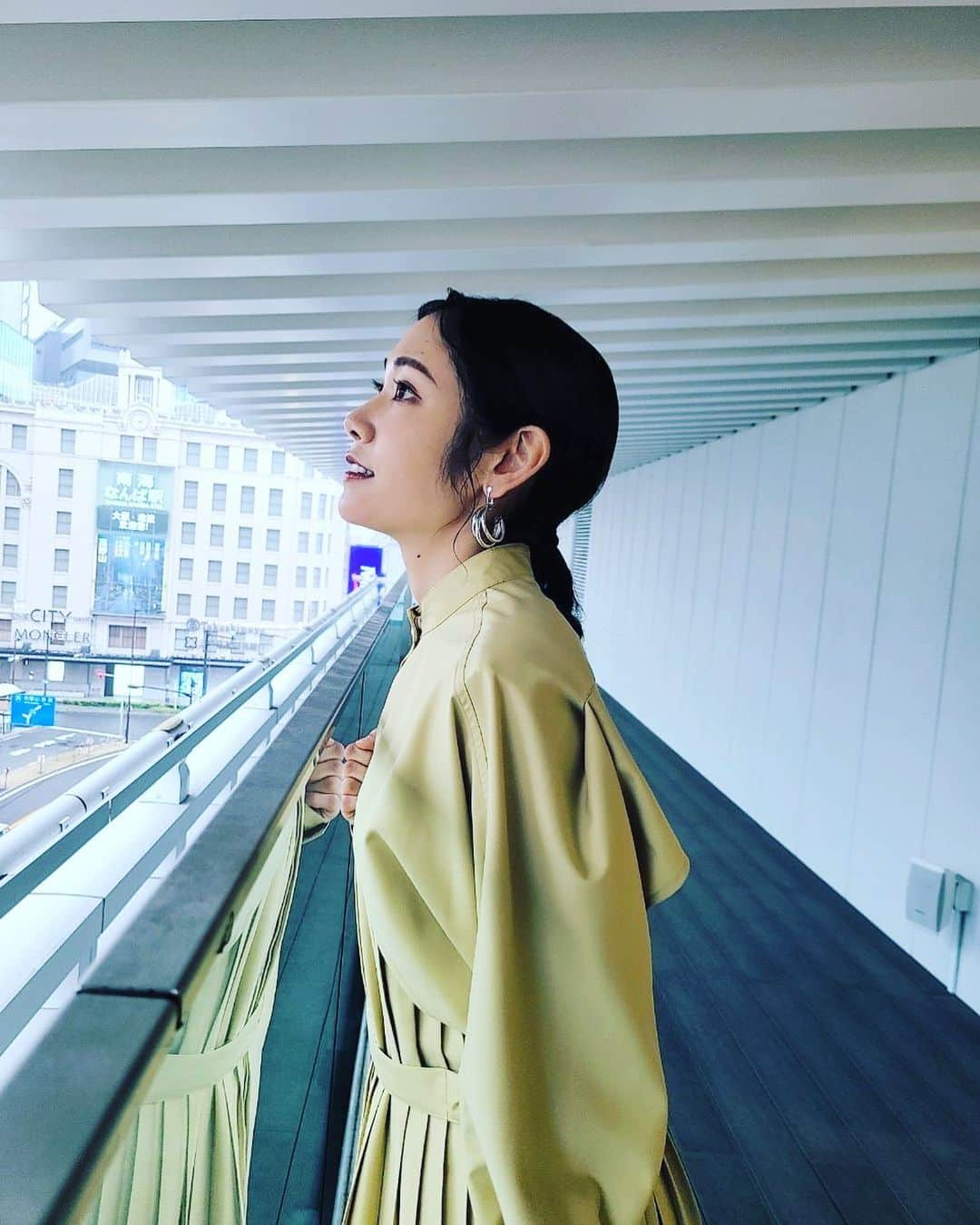 阿部純子さんのインスタグラム写真 - (阿部純子Instagram)「大阪松竹座にて12/11~12/25まで上演する、 舞台『大阪環状線大正駅編　愛のエイサー　プロポーズ大作戦』の製作発表でした！  廃部寸前の吹奏楽部を救うため、 顧問の音楽教師（今江大地さん）が幼なじみの人気女優（私です☺️笑）らと奔走する物語。  私は初舞台を踏ませて頂きます‼️ 初ミュージカルです‼️ なんとっっ歌とダンスにも挑戦しますっ。  大阪松竹座は観客として何度も足を運んでいた場所。 ステージから見える景色ってどんななのかな？  周りの方々にたくさん助けていただいて、 謙虚な気持ちを大切に、ひとつひとつ丁寧に、 私らしく頑張りたいです。 応援よろしくお願い致します🤲💕  #大阪松竹座 #大阪環状線 #今江大地 さん #小柴陸 さん #小川菜摘  さん #関西ジャニーズjr」11月9日 18時24分 - junkoabe_official