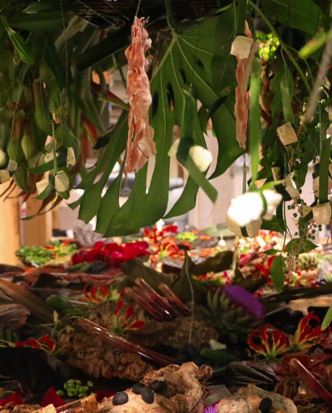 ShinTakedaのインスタグラム：「上にも下にもfoodとbotanical こうゆうの作ってみました。  このシリーズは何て呼べばいいと思いますか？  #vegan#chefsofinstagram #foodgasm #foodpic #foodstagram #delicious #pintcatering #catering  #出張料理　#botanicalfoods #ケータリング #アートを食べる　  #東京」