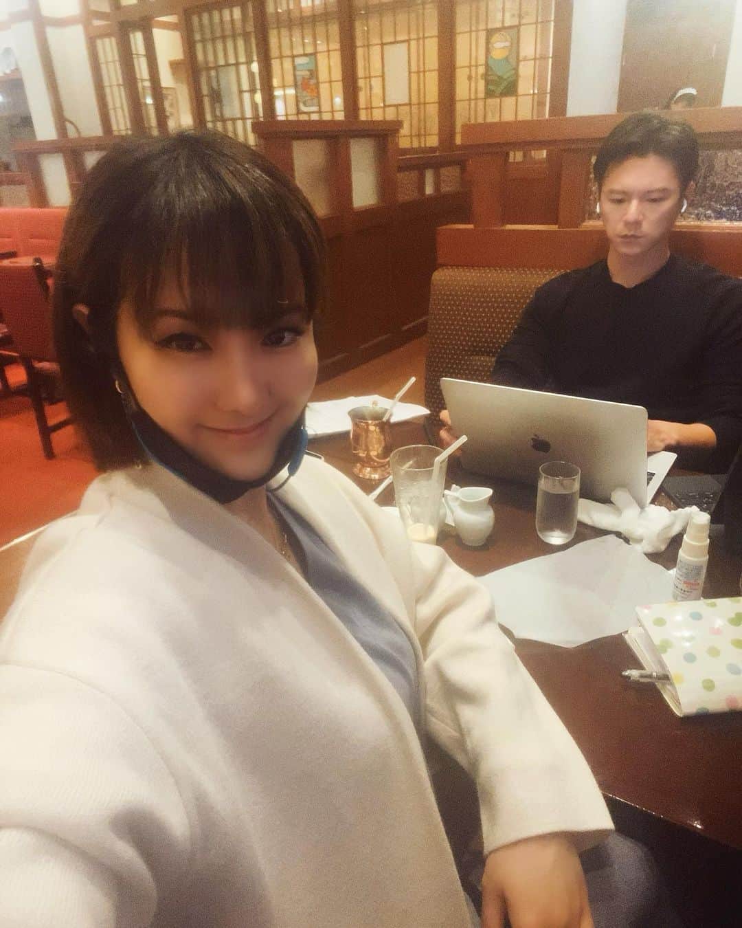 希良梨のインスタグラム：「マネージャーと、仕事を終わらせて、 ランチmeeting❣️ N お互い、オンライン会議かなりバタバタだったので、🤯💻📱  ケーキTIME🍰💕  #work #lunch」