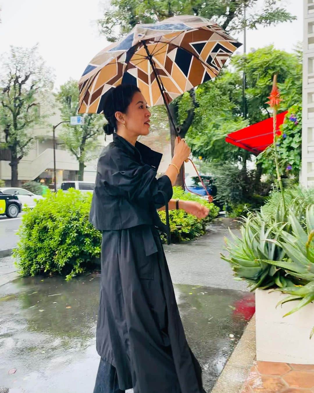 大草直子さんのインスタグラム写真 - (大草直子Instagram)「すごい雨でしたねー。朝からバタバタなので、撥水加工された、AMARC magazineと @aton_tokyo のコートを着てきました🧥。動画にもありますが、あらあら不思議、水滴が生地の上をコロコロと😁満員電車で隣りの人の傘が🌂当たろうが、気にならないし、どこから見てもきれいだし。最高だ。しかも風を通さないから、暖かい！　AMARC magazineからのみ、ご購入頂ける、完全オリジナルです💙 @amarc_official  @aton_tokyo  #deuxiemeclasse  #traditinalweatherwear  #これから19時半より @milaowen_official で #インスタライブを #大好きなブランドなので #ワクワクしています #向かっています笑笑」11月9日 18時31分 - naokookusa