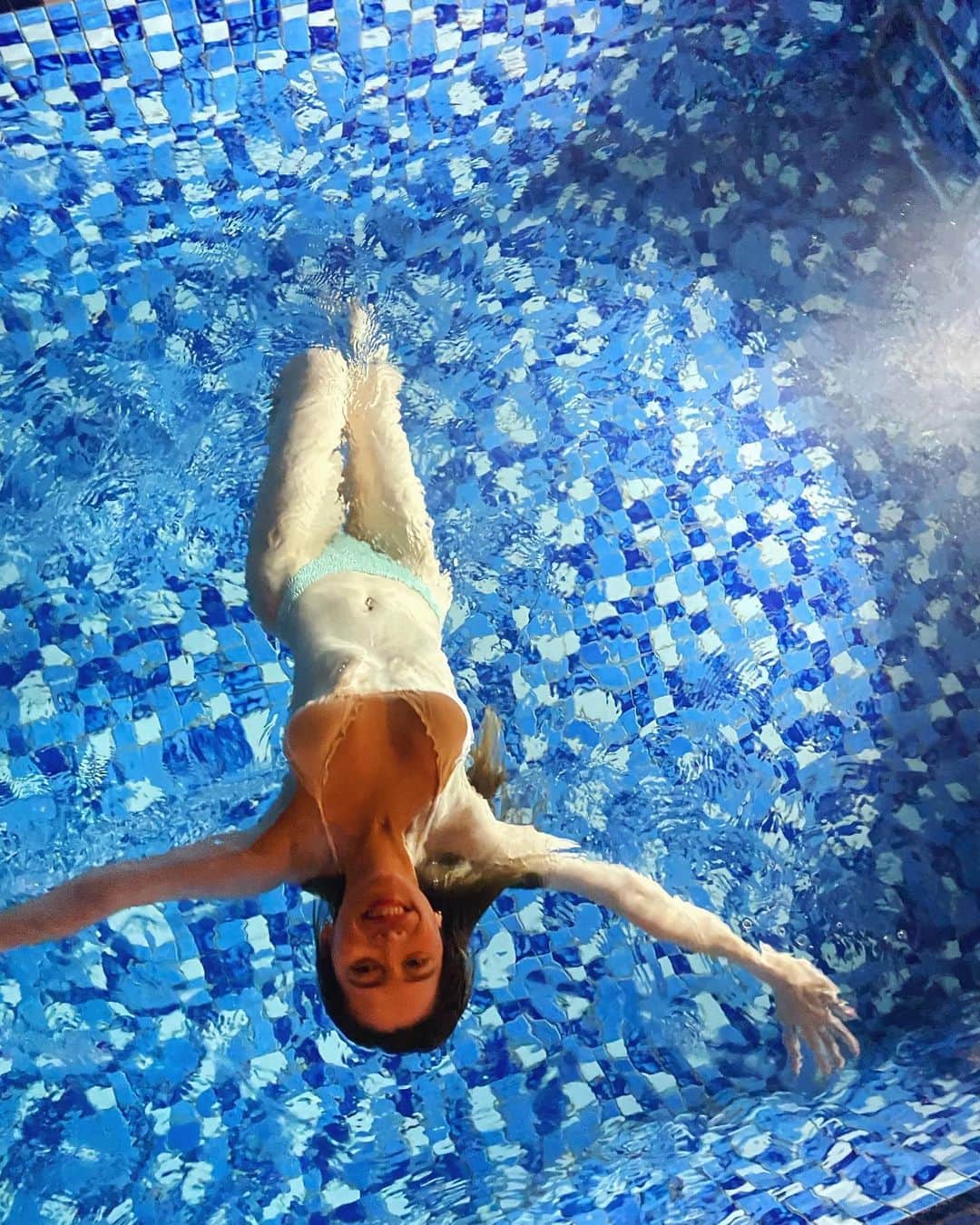 のインスタグラム：「好きな時間にプールもジャグジーも独り占め。 ご満悦  @intheblue_okinawa #okinawa #intheblue_okinawa」
