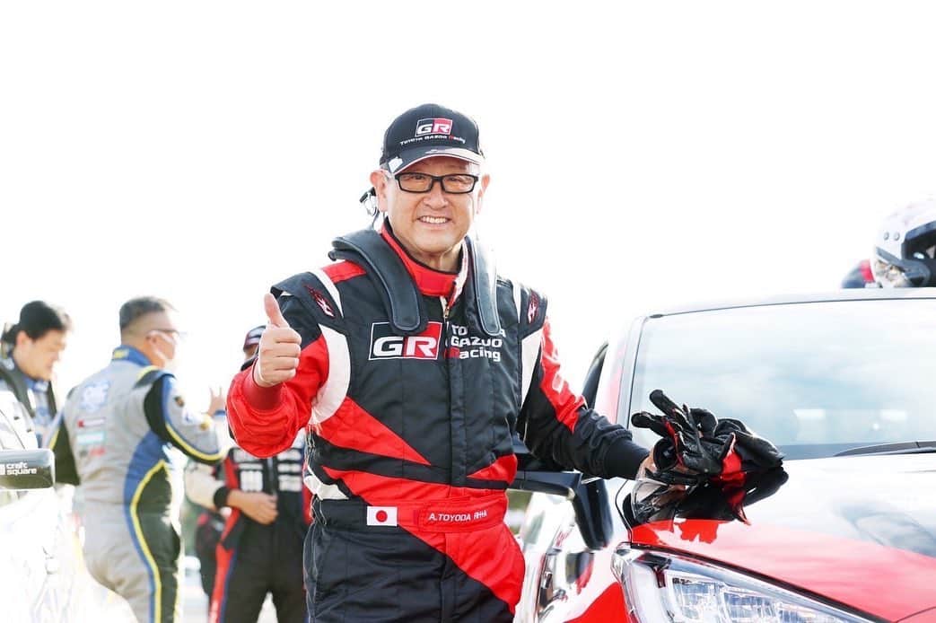 豊田章男さんのインスタグラム写真 - (豊田章男Instagram)「. 先週末の7日、TOYOTA GAZOO Racingラリーチャレンジの最終戦が豊田市で行われ、今年最後のラリーに参加しました。  今回もコドラは「ノリさん」こと勝田範彦選手。 そして、大会のゲストは世界ラリー選手権（WRC）で活躍する勝田貴元選手。 モリゾウからのお願いに応えて、親子でデモラン競演も披露していただくなど、大会を盛り上げ、会場のファンを笑顔にしてくれました。  今年の豊田ラリーではテクニカルセンター下山がSSのコースに加わりました。 ドイツ・ニュルブルクリンクに倣ってつくったテストコースは、高低差が激しく、次々とカーブが迫る過酷な道になっています。 普通なら、機密満載で絶対に公開しません。 しかし、「道がクルマをつくる」。 どのような道で「もっといいクルマづくり」を進めているか、皆さんにも見ていただきたいと思い、昨年、提案したところ、関係者の努力で実現することができました。  ギャラリーステージや沿道には多くのファンが駆け付けてくれ、ラリーが多くの方に浸透してきたことを感じました。 モータースポーツの発展のためには、すそ野がしっかりしなければなりません。 そんな想いで、これからも草の根のラリーをしっかりと盛り上げていきたいと思っています。  Last weekend I participated in the TOYOTA GAZOO Racing Rally Challenge Final Race.  Nori-san, Norihiko Katsuta, was our co-driver again, and the guest for the race was Takamoto Katsuta, a WRC racer. The Father and son of the Katsuta family had both willingly responded to my request and performed a demonstration run. Their performances indeed made the fans smile.  In this rally, we introduced Toyota Technical Center Shimoyama as the new SS in the course. This testing course was inspired by Nurburgring, with intense elevation differences and numerous curves, making it challenging for drivers and vehicles to drive. We will not usually disclose to the public because of its confidentiality. But we believe that “Roads make cars.” So I suggested the importance of presenting it to the public on what “road” we are pursuing to make “ever-better cars.”   We had many fans coming to the gallery stage, and I felt from my heart that the rally racing had started to spread throughout Japan. For Motorsports to grow,  the roots must be firm.  I think these grass-roots races such as rallies are essential for the growth this is the reason I support these races.  #TGRrallychallenge  #TOYOTAGAZOORacing #ラリチャレ #ラリーチャレンジ」11月9日 19時09分 - akiotoyoda_official