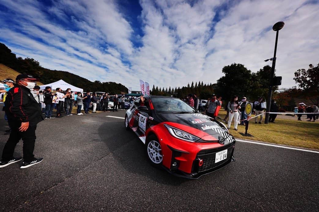 豊田章男さんのインスタグラム写真 - (豊田章男Instagram)「. 先週末の7日、TOYOTA GAZOO Racingラリーチャレンジの最終戦が豊田市で行われ、今年最後のラリーに参加しました。  今回もコドラは「ノリさん」こと勝田範彦選手。 そして、大会のゲストは世界ラリー選手権（WRC）で活躍する勝田貴元選手。 モリゾウからのお願いに応えて、親子でデモラン競演も披露していただくなど、大会を盛り上げ、会場のファンを笑顔にしてくれました。  今年の豊田ラリーではテクニカルセンター下山がSSのコースに加わりました。 ドイツ・ニュルブルクリンクに倣ってつくったテストコースは、高低差が激しく、次々とカーブが迫る過酷な道になっています。 普通なら、機密満載で絶対に公開しません。 しかし、「道がクルマをつくる」。 どのような道で「もっといいクルマづくり」を進めているか、皆さんにも見ていただきたいと思い、昨年、提案したところ、関係者の努力で実現することができました。  ギャラリーステージや沿道には多くのファンが駆け付けてくれ、ラリーが多くの方に浸透してきたことを感じました。 モータースポーツの発展のためには、すそ野がしっかりしなければなりません。 そんな想いで、これからも草の根のラリーをしっかりと盛り上げていきたいと思っています。  Last weekend I participated in the TOYOTA GAZOO Racing Rally Challenge Final Race.  Nori-san, Norihiko Katsuta, was our co-driver again, and the guest for the race was Takamoto Katsuta, a WRC racer. The Father and son of the Katsuta family had both willingly responded to my request and performed a demonstration run. Their performances indeed made the fans smile.  In this rally, we introduced Toyota Technical Center Shimoyama as the new SS in the course. This testing course was inspired by Nurburgring, with intense elevation differences and numerous curves, making it challenging for drivers and vehicles to drive. We will not usually disclose to the public because of its confidentiality. But we believe that “Roads make cars.” So I suggested the importance of presenting it to the public on what “road” we are pursuing to make “ever-better cars.”   We had many fans coming to the gallery stage, and I felt from my heart that the rally racing had started to spread throughout Japan. For Motorsports to grow,  the roots must be firm.  I think these grass-roots races such as rallies are essential for the growth this is the reason I support these races.  #TGRrallychallenge  #TOYOTAGAZOORacing #ラリチャレ #ラリーチャレンジ」11月9日 19時09分 - akiotoyoda_official