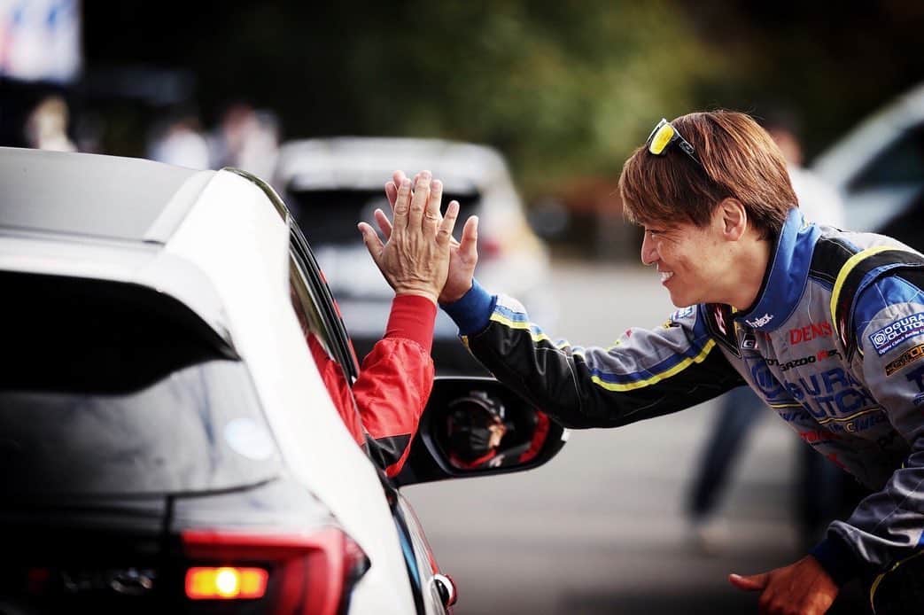 豊田章男さんのインスタグラム写真 - (豊田章男Instagram)「. 先週末の7日、TOYOTA GAZOO Racingラリーチャレンジの最終戦が豊田市で行われ、今年最後のラリーに参加しました。  今回もコドラは「ノリさん」こと勝田範彦選手。 そして、大会のゲストは世界ラリー選手権（WRC）で活躍する勝田貴元選手。 モリゾウからのお願いに応えて、親子でデモラン競演も披露していただくなど、大会を盛り上げ、会場のファンを笑顔にしてくれました。  今年の豊田ラリーではテクニカルセンター下山がSSのコースに加わりました。 ドイツ・ニュルブルクリンクに倣ってつくったテストコースは、高低差が激しく、次々とカーブが迫る過酷な道になっています。 普通なら、機密満載で絶対に公開しません。 しかし、「道がクルマをつくる」。 どのような道で「もっといいクルマづくり」を進めているか、皆さんにも見ていただきたいと思い、昨年、提案したところ、関係者の努力で実現することができました。  ギャラリーステージや沿道には多くのファンが駆け付けてくれ、ラリーが多くの方に浸透してきたことを感じました。 モータースポーツの発展のためには、すそ野がしっかりしなければなりません。 そんな想いで、これからも草の根のラリーをしっかりと盛り上げていきたいと思っています。  Last weekend I participated in the TOYOTA GAZOO Racing Rally Challenge Final Race.  Nori-san, Norihiko Katsuta, was our co-driver again, and the guest for the race was Takamoto Katsuta, a WRC racer. The Father and son of the Katsuta family had both willingly responded to my request and performed a demonstration run. Their performances indeed made the fans smile.  In this rally, we introduced Toyota Technical Center Shimoyama as the new SS in the course. This testing course was inspired by Nurburgring, with intense elevation differences and numerous curves, making it challenging for drivers and vehicles to drive. We will not usually disclose to the public because of its confidentiality. But we believe that “Roads make cars.” So I suggested the importance of presenting it to the public on what “road” we are pursuing to make “ever-better cars.”   We had many fans coming to the gallery stage, and I felt from my heart that the rally racing had started to spread throughout Japan. For Motorsports to grow,  the roots must be firm.  I think these grass-roots races such as rallies are essential for the growth this is the reason I support these races.  #TGRrallychallenge  #TOYOTAGAZOORacing #ラリチャレ #ラリーチャレンジ」11月9日 19時09分 - akiotoyoda_official