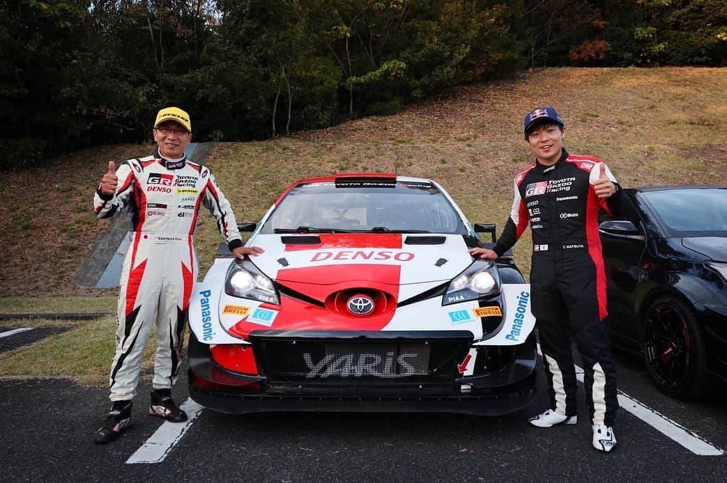 豊田章男さんのインスタグラム写真 - (豊田章男Instagram)「. 先週末の7日、TOYOTA GAZOO Racingラリーチャレンジの最終戦が豊田市で行われ、今年最後のラリーに参加しました。  今回もコドラは「ノリさん」こと勝田範彦選手。 そして、大会のゲストは世界ラリー選手権（WRC）で活躍する勝田貴元選手。 モリゾウからのお願いに応えて、親子でデモラン競演も披露していただくなど、大会を盛り上げ、会場のファンを笑顔にしてくれました。  今年の豊田ラリーではテクニカルセンター下山がSSのコースに加わりました。 ドイツ・ニュルブルクリンクに倣ってつくったテストコースは、高低差が激しく、次々とカーブが迫る過酷な道になっています。 普通なら、機密満載で絶対に公開しません。 しかし、「道がクルマをつくる」。 どのような道で「もっといいクルマづくり」を進めているか、皆さんにも見ていただきたいと思い、昨年、提案したところ、関係者の努力で実現することができました。  ギャラリーステージや沿道には多くのファンが駆け付けてくれ、ラリーが多くの方に浸透してきたことを感じました。 モータースポーツの発展のためには、すそ野がしっかりしなければなりません。 そんな想いで、これからも草の根のラリーをしっかりと盛り上げていきたいと思っています。  Last weekend I participated in the TOYOTA GAZOO Racing Rally Challenge Final Race.  Nori-san, Norihiko Katsuta, was our co-driver again, and the guest for the race was Takamoto Katsuta, a WRC racer. The Father and son of the Katsuta family had both willingly responded to my request and performed a demonstration run. Their performances indeed made the fans smile.  In this rally, we introduced Toyota Technical Center Shimoyama as the new SS in the course. This testing course was inspired by Nurburgring, with intense elevation differences and numerous curves, making it challenging for drivers and vehicles to drive. We will not usually disclose to the public because of its confidentiality. But we believe that “Roads make cars.” So I suggested the importance of presenting it to the public on what “road” we are pursuing to make “ever-better cars.”   We had many fans coming to the gallery stage, and I felt from my heart that the rally racing had started to spread throughout Japan. For Motorsports to grow,  the roots must be firm.  I think these grass-roots races such as rallies are essential for the growth this is the reason I support these races.  #TGRrallychallenge  #TOYOTAGAZOORacing #ラリチャレ #ラリーチャレンジ」11月9日 19時09分 - akiotoyoda_official