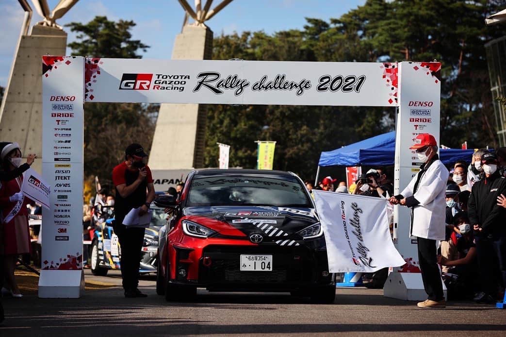 豊田章男のインスタグラム：「. 先週末の7日、TOYOTA GAZOO Racingラリーチャレンジの最終戦が豊田市で行われ、今年最後のラリーに参加しました。  今回もコドラは「ノリさん」こと勝田範彦選手。 そして、大会のゲストは世界ラリー選手権（WRC）で活躍する勝田貴元選手。 モリゾウからのお願いに応えて、親子でデモラン競演も披露していただくなど、大会を盛り上げ、会場のファンを笑顔にしてくれました。  今年の豊田ラリーではテクニカルセンター下山がSSのコースに加わりました。 ドイツ・ニュルブルクリンクに倣ってつくったテストコースは、高低差が激しく、次々とカーブが迫る過酷な道になっています。 普通なら、機密満載で絶対に公開しません。 しかし、「道がクルマをつくる」。 どのような道で「もっといいクルマづくり」を進めているか、皆さんにも見ていただきたいと思い、昨年、提案したところ、関係者の努力で実現することができました。  ギャラリーステージや沿道には多くのファンが駆け付けてくれ、ラリーが多くの方に浸透してきたことを感じました。 モータースポーツの発展のためには、すそ野がしっかりしなければなりません。 そんな想いで、これからも草の根のラリーをしっかりと盛り上げていきたいと思っています。  Last weekend I participated in the TOYOTA GAZOO Racing Rally Challenge Final Race.  Nori-san, Norihiko Katsuta, was our co-driver again, and the guest for the race was Takamoto Katsuta, a WRC racer. The Father and son of the Katsuta family had both willingly responded to my request and performed a demonstration run. Their performances indeed made the fans smile.  In this rally, we introduced Toyota Technical Center Shimoyama as the new SS in the course. This testing course was inspired by Nurburgring, with intense elevation differences and numerous curves, making it challenging for drivers and vehicles to drive. We will not usually disclose to the public because of its confidentiality. But we believe that “Roads make cars.” So I suggested the importance of presenting it to the public on what “road” we are pursuing to make “ever-better cars.”   We had many fans coming to the gallery stage, and I felt from my heart that the rally racing had started to spread throughout Japan. For Motorsports to grow,  the roots must be firm.  I think these grass-roots races such as rallies are essential for the growth this is the reason I support these races.  #TGRrallychallenge  #TOYOTAGAZOORacing #ラリチャレ #ラリーチャレンジ」