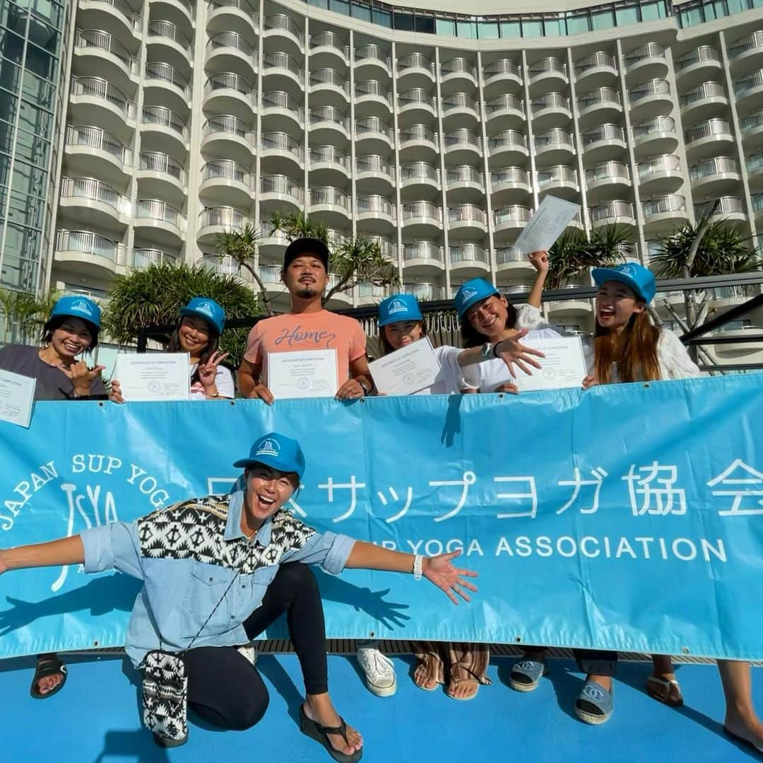 田中律子さんのインスタグラム写真 - (田中律子Instagram)「日本サップヨガ協会🏄‍♀️第20回指導者養成講座✨無事に終了🙌  今回から、賛助会員として、ロワジールホテル那覇　@loisirhotel  サポートしていただきました🤩  座学会場は広くて、AED講習も、ボード説明も完璧だったし、何より三密を避けることができました☺️ 部屋は1人一部屋で快適に過ごせ、疲れた身体はホテルの温泉♨️で癒せてもう最高すぎた🤩  那覇空港からも近いし、那覇ステイにはロワジールホテル那覇めちゃくちゃオススメです✨最後写真2枚は以前宿泊した、古宇利島にオープンした、ロワジールテラス&ヴィラズ古宇利　@loisirterraceandvillas  こちらもラグジュアリーでお部屋からプールに入れるし、オススメです❤️何をするか、誰と行くか✨どっちのチョイスにするか😆どっちもオススメーー👍👍👍  ロワジールのみなさま、4日間本当に素晴らしいサポートありがとうございました🙏❤️  #ロワジールホテル那覇  #日本サップヨガ協会  #supyoga  #supyogateachertraining  #指導者養成講座  #アスリートセーブジャパン #aed講習  #第20回  #もう20回目  #大好きな仲間  #学びの時間  #海のある暮らし」11月9日 19時18分 - ri2kotanaka