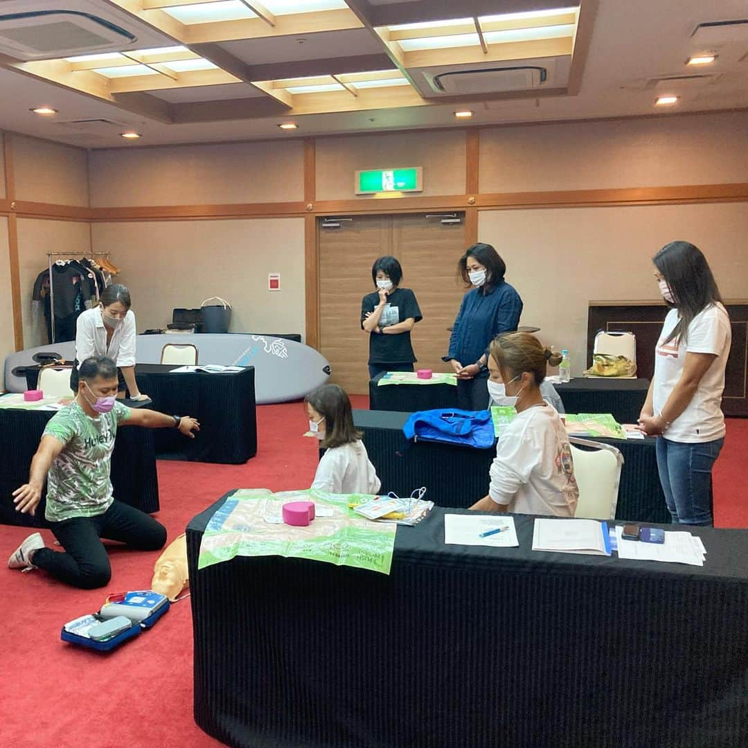 田中律子さんのインスタグラム写真 - (田中律子Instagram)「日本サップヨガ協会🏄‍♀️第20回指導者養成講座✨無事に終了🙌  今回から、賛助会員として、ロワジールホテル那覇　@loisirhotel  サポートしていただきました🤩  座学会場は広くて、AED講習も、ボード説明も完璧だったし、何より三密を避けることができました☺️ 部屋は1人一部屋で快適に過ごせ、疲れた身体はホテルの温泉♨️で癒せてもう最高すぎた🤩  那覇空港からも近いし、那覇ステイにはロワジールホテル那覇めちゃくちゃオススメです✨最後写真2枚は以前宿泊した、古宇利島にオープンした、ロワジールテラス&ヴィラズ古宇利　@loisirterraceandvillas  こちらもラグジュアリーでお部屋からプールに入れるし、オススメです❤️何をするか、誰と行くか✨どっちのチョイスにするか😆どっちもオススメーー👍👍👍  ロワジールのみなさま、4日間本当に素晴らしいサポートありがとうございました🙏❤️  #ロワジールホテル那覇  #日本サップヨガ協会  #supyoga  #supyogateachertraining  #指導者養成講座  #アスリートセーブジャパン #aed講習  #第20回  #もう20回目  #大好きな仲間  #学びの時間  #海のある暮らし」11月9日 19時18分 - ri2kotanaka