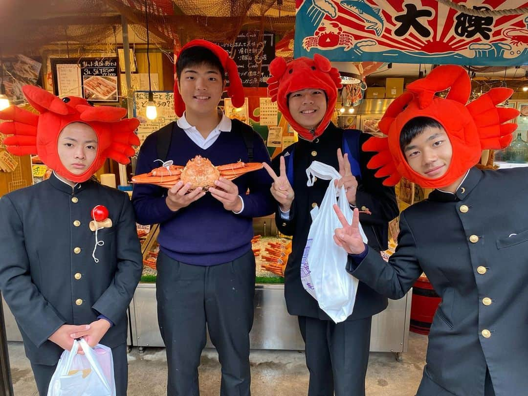 朝市広場さんのインスタグラム写真 - (朝市広場Instagram)「中学生が修学旅行で 来てました🤓 さすがにカニは 大人になってから笑  記念にパチリ📸  リーダーは数年後、全部のカニを買うてくれるらしいからな😜 その言葉忘れへんで🤔  #かに #松葉がに #セコガニ #かに刺し #香箱ガニ #ズワイガニ #兵庫 #記念撮影 #かに料理 #温泉 #温泉巡り #城崎 #城崎温泉 #観光地  #観光 #湯楽 #朝市広場 #カニ好きと繋がりたい #全国宅配 #ネット通販 #japan #kinosaki #trip #crab #youtube」11月9日 19時15分 - matsubagani_asaichihiroba