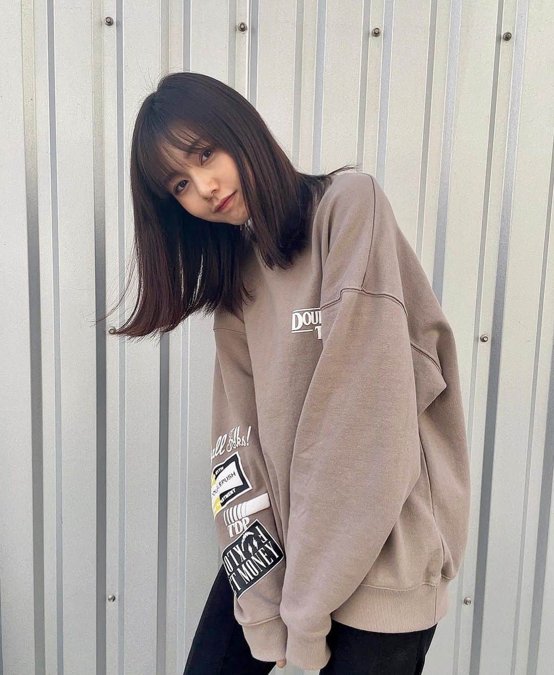 杉浦みずきのインスタグラム：「. めっちゃヘビロテしてる服🖤 絶妙なピンク色とゆるっとしてる形がタイプすぎる ・ ・ @tain_doublepush  #ootd #私服 #秋服 #秋服コーデ」