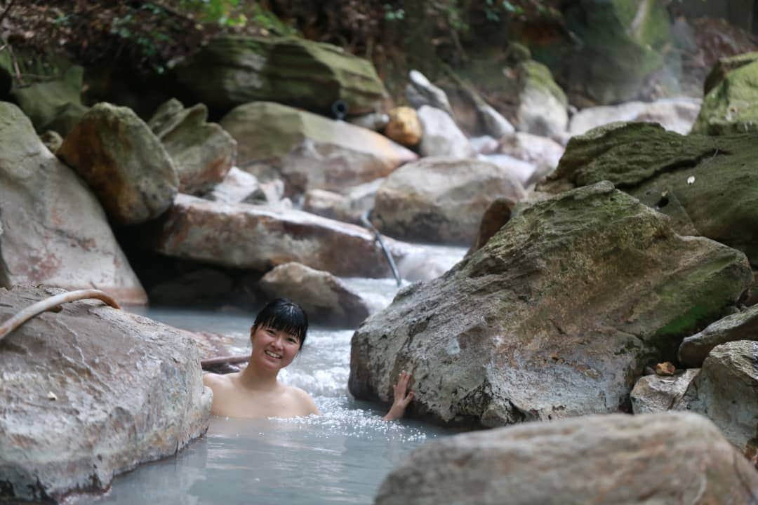 しずかちゃんのインスタグラム：「登山道登っていたのに 気付けば横を流れる川に浸かって温まってた 霧島温泉にはすごい場所があるんだなぁっていう動画が今夜公開されるよ」