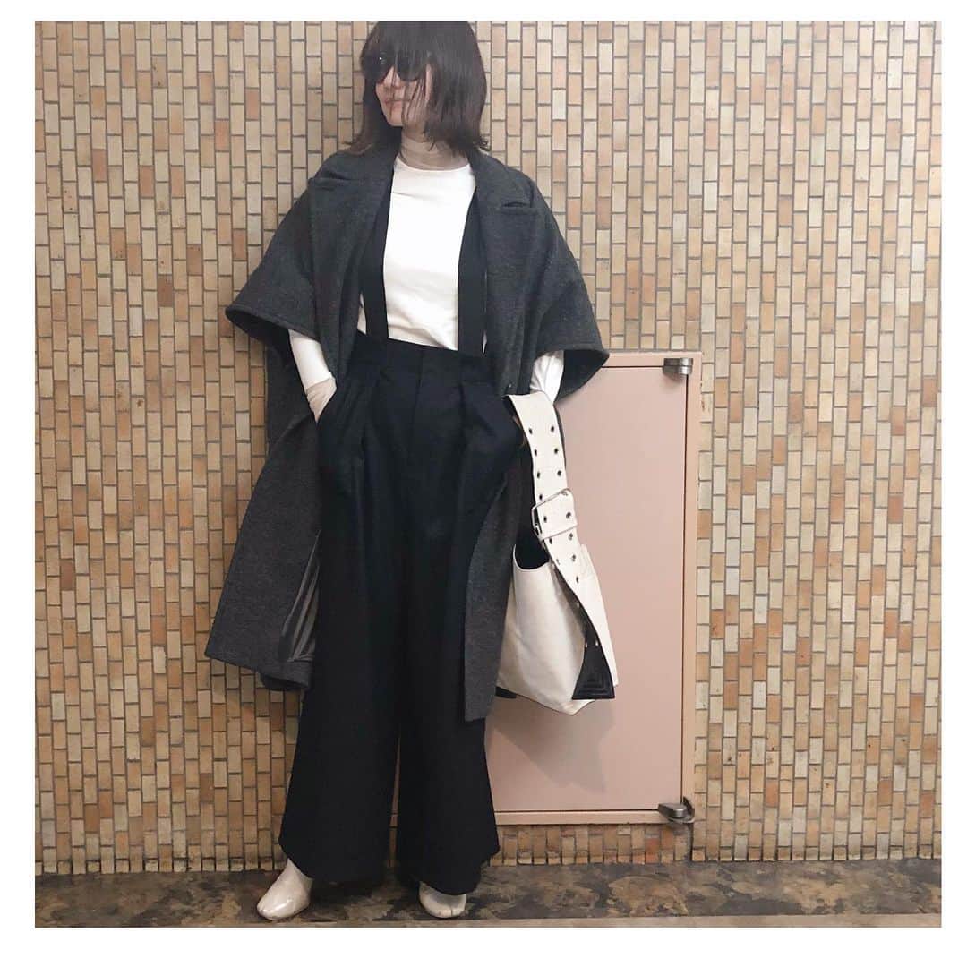 井関かおりのインスタグラム：「夏に買ってあまりにも気に入ったから秋冬バージョンもゲット♡ 深いネイビーとサテンの肩ひもがシンプルなのに可愛い😍  outer: #maisonspecial  tops: #rito  pants: #floml  bag: #jilsander   #着回し #フロム #サスペンダーパンツ #ネイビー」
