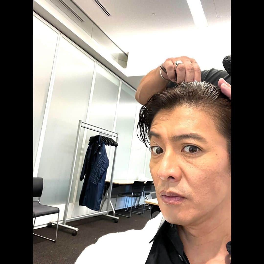 木村拓哉さんのインスタグラム写真 - (木村拓哉Instagram)「⁡ ⁡ ⁡ 「本日も、雨の中撮影お疲れ様でしたぁ〜‼︎ 雨にも負けず撮影してくれたスタッフの皆さんに感謝です！ 明日も宜しくお願いします。」 ⁡ STAYSAFE‼︎ ⁡ 拓哉 #木村拓哉#TakuyaKimura」11月9日 19時32分 - takuya.kimura_tak