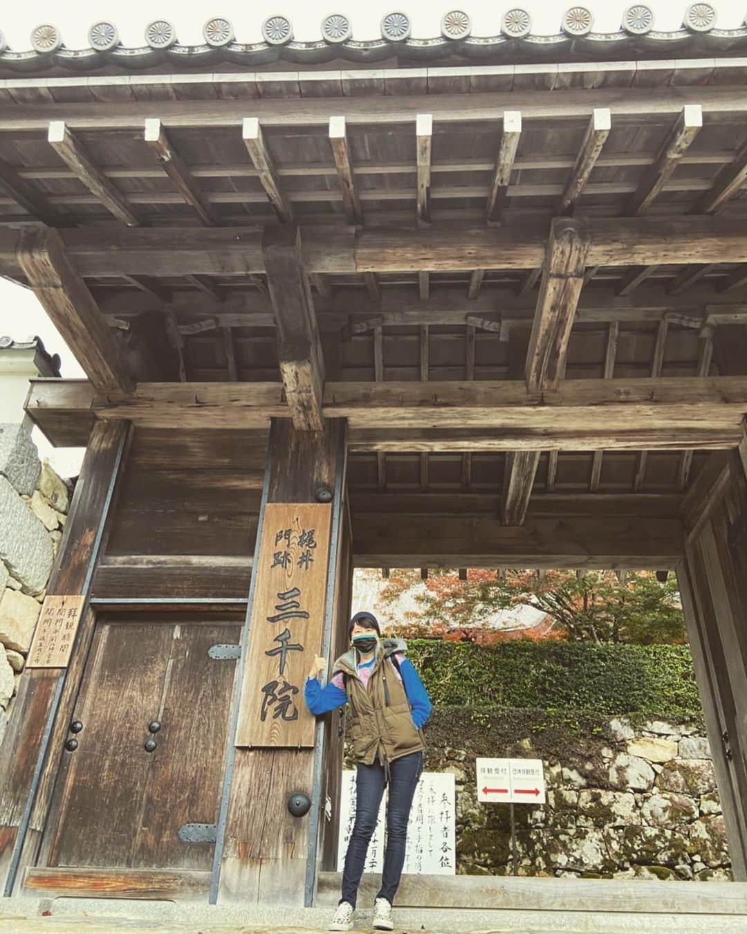 のインスタグラム：「京都〜大原　三千院〜♫ 恋に疲れた女がひとり〜♫  特に恋に疲れたわけでは ありませんが 初めて訪れました🍁🍁🍁  紅葉にはちょっと早かった。。。 フライング🥲  来週くらいは 見頃になっているのではないでしょうか！！🍁  #京都 #大原三千院 #紅葉 #紅葉狩り #女ひとり #さだまさし」