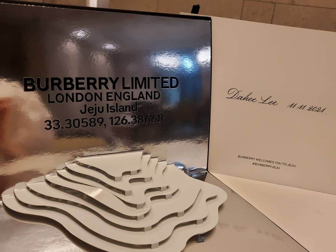 イ・ダヒさんのインスタグラム写真 - (イ・ダヒInstagram)「2021.11.11  burberry welcomes you to jeju #burberry jeju  see u soon🖤」11月9日 19時54分 - dahee0315