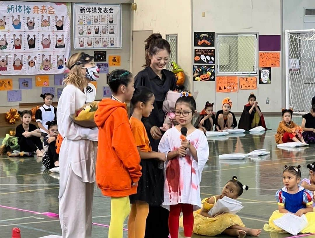 坪井保菜美さんのインスタグラム写真 - (坪井保菜美Instagram)「🎃HALLOWEEN PARTY👻  10月31日(日) 新体操交流発表会を開催しました！ 🩸🦸🏼‍♀️🧟‍♀️🧛🏼‍♀️🧞‍♂️🧚🏻‍♀️🟧  みんなとにかく可愛い🧡 よくがんばりました🧜🏻‍♀️★  各クラス発表と、エンディングには好きな仮装をしてプペルを踊りました🧝🏻‍♀️🦹🏻‍♀️♫  シルク・スポル・バディ最高です🎃👻✨ ママパパ、ご家族の方達もオレンジ色を身に付けたり仮装したりととにかくかわいいかわいい❣️笑  本当にありがとうございました🙌🏻 また来年の発表会に向けてみんなで力を合わせてがんばるぞー！！！  #シルク新体操クラブ #スポル新体操教室 #バディ幼児園 #新体操 #発表会 #仮装 #🎃 #👻 #🎃👻 #halloween」11月9日 19時55分 - honamitsuboi