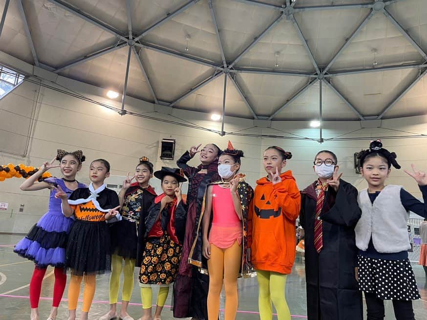 坪井保菜美のインスタグラム：「🎃HALLOWEEN PARTY👻  10月31日(日) 新体操交流発表会を開催しました！ 🩸🦸🏼‍♀️🧟‍♀️🧛🏼‍♀️🧞‍♂️🧚🏻‍♀️🟧  みんなとにかく可愛い🧡 よくがんばりました🧜🏻‍♀️★  各クラス発表と、エンディングには好きな仮装をしてプペルを踊りました🧝🏻‍♀️🦹🏻‍♀️♫  シルク・スポル・バディ最高です🎃👻✨ ママパパ、ご家族の方達もオレンジ色を身に付けたり仮装したりととにかくかわいいかわいい❣️笑  本当にありがとうございました🙌🏻 また来年の発表会に向けてみんなで力を合わせてがんばるぞー！！！  #シルク新体操クラブ #スポル新体操教室 #バディ幼児園 #新体操 #発表会 #仮装 #🎃 #👻 #🎃👻 #halloween」
