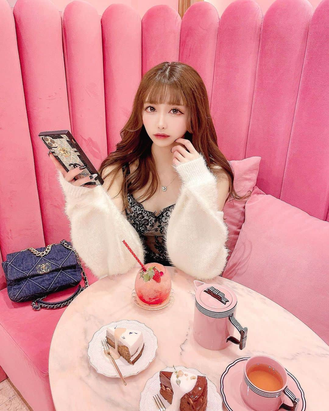 あやちゃんさんのインスタグラム写真 - (あやちゃんInstagram)「PINK 𝙲𝙰𝙵𝙴 𓂃𖠚ᐝ💕  おにゅーのキラッキラiPhoneケースみて🖤🖤 @super_deco_shop33 さんでオーダーしたの🥺 持ちもいいし、細かくデザインも相談して決めたりできるから毎回ここでオーダーしてるよ✨しぴたんも同じとこだったのー🤣💕過去にこのデザインの色違いでピンクも作ってもらったけどそれもかわいかったなあ☺️  この日の トップスとハイウエストスキニーは @avectoi_official_ の新作だよ💗 ストレッチが効いてて脚長効果抜群♡  #salondelouis #salondelouis2  #salondelouisjewerlycafe  #表参道カフェ #表参道ランチ #表参道グルメ #青山カフェ #青山ランチ #南青山カフェ #南青山ランチ #明治神宮前カフェ #東京カフェ #サロンドルイジュエリーカフェ #サロンドルイス #デコケース #スワロフスキーデコ #シャネル #chanel #ハイウエストパンツ #ハイウエストデニム」11月9日 20時17分 - aya.you.love.r