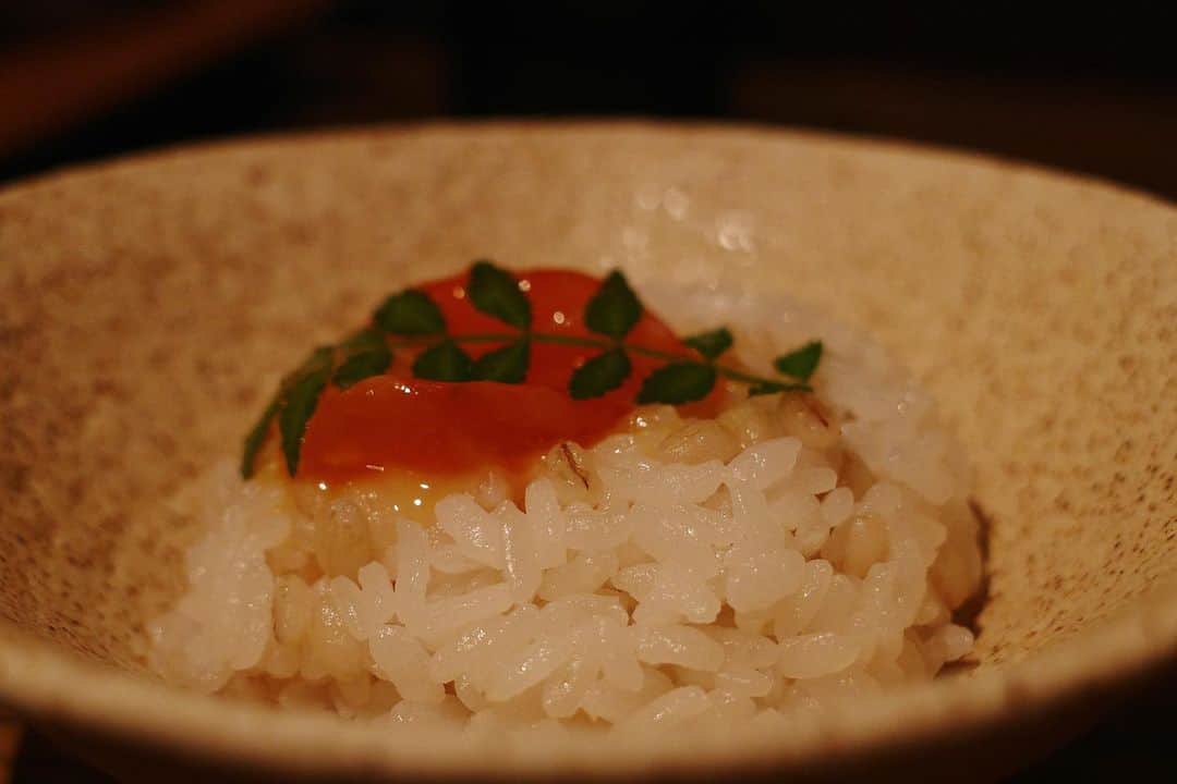 内山理名さんのインスタグラム写真 - (内山理名Instagram)「🍳🌿 京町家で食べる 和×スパイスを組み合わせた『かしわキーマカレーうどん』 最後に西京漬の卵黄が乗ったごはんとキーマカレーを一緒に食べるのが堪らなく美味しい。共演者さんに教えてもらってからハマっています。  何年も通っていると、京都の地元で愛されているパン屋さんやお肉屋さん、喫茶店など、結構詳しくなったよ〜♡」11月9日 20時38分 - rinauchiyama_official