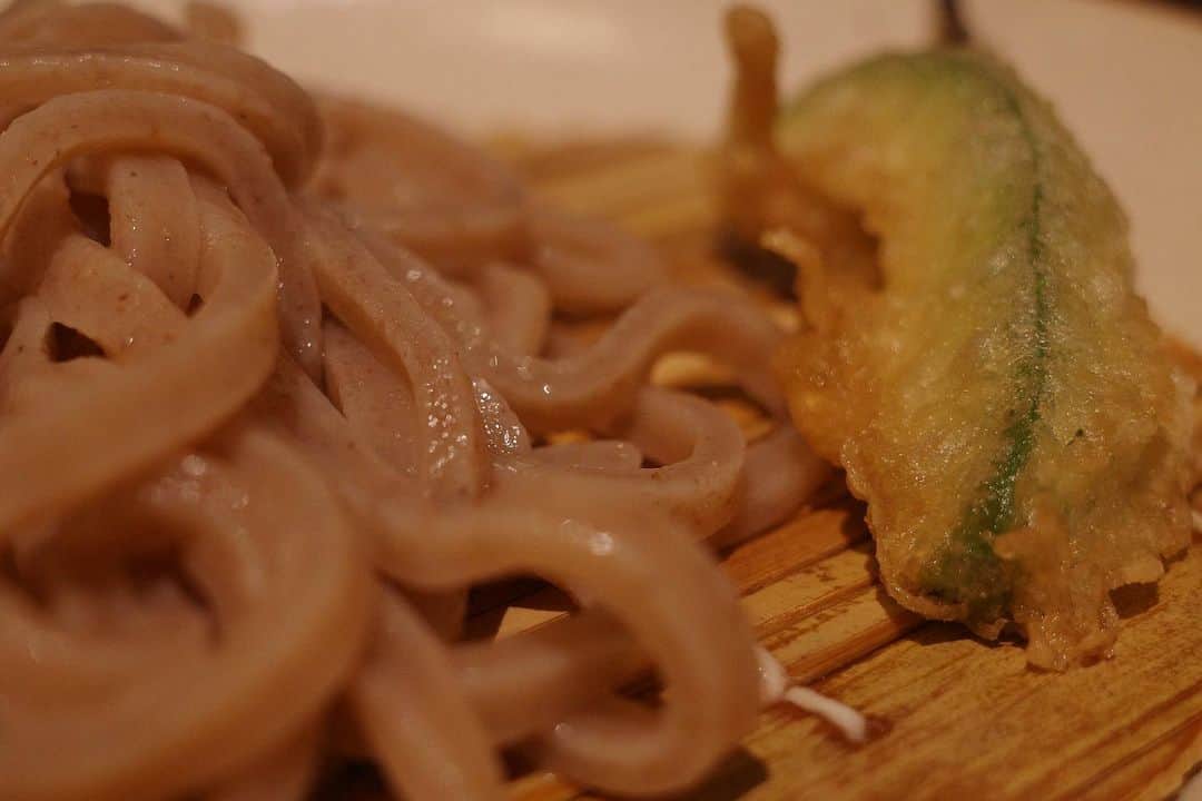 内山理名さんのインスタグラム写真 - (内山理名Instagram)「🍳🌿 京町家で食べる 和×スパイスを組み合わせた『かしわキーマカレーうどん』 最後に西京漬の卵黄が乗ったごはんとキーマカレーを一緒に食べるのが堪らなく美味しい。共演者さんに教えてもらってからハマっています。  何年も通っていると、京都の地元で愛されているパン屋さんやお肉屋さん、喫茶店など、結構詳しくなったよ〜♡」11月9日 20時38分 - rinauchiyama_official