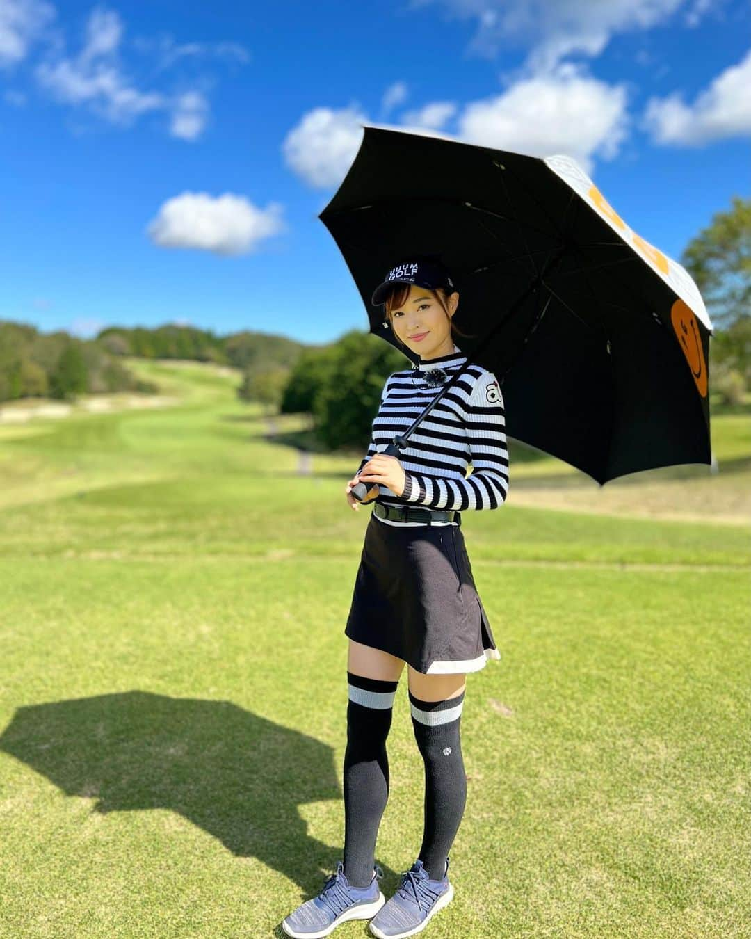 高橋としみさんのインスタグラム写真 - (高橋としみInstagram)「続けて白黒コーデ⛳️ 昨日からuuum golfにアップしてる動画は 内藤コーチによるレッスン🏌️‍♀️  ドライバーのレッスンなので 気になる方は是非見てください⛳️  ウェア トップス　@archivio.official_online  スカート　@bluecrush_official_  #ゴルフ#ゴルフ女子#uuumgolf # golf#アルチビオ#ブルークラッシュ」11月9日 20時33分 - toshimi_1002