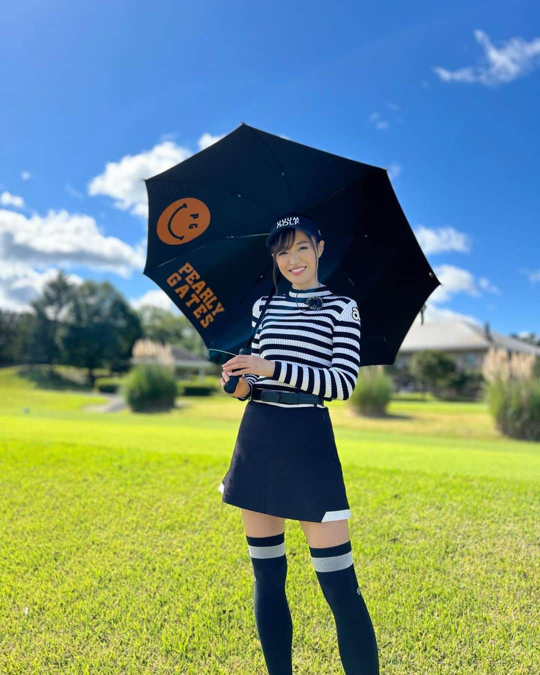 高橋としみさんのインスタグラム写真 - (高橋としみInstagram)「続けて白黒コーデ⛳️ 昨日からuuum golfにアップしてる動画は 内藤コーチによるレッスン🏌️‍♀️  ドライバーのレッスンなので 気になる方は是非見てください⛳️  ウェア トップス　@archivio.official_online  スカート　@bluecrush_official_  #ゴルフ#ゴルフ女子#uuumgolf # golf#アルチビオ#ブルークラッシュ」11月9日 20時33分 - toshimi_1002