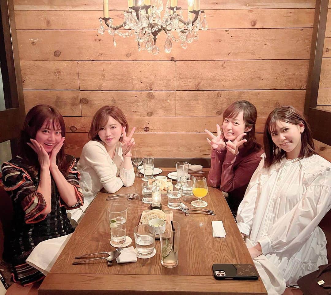 里美ゆりあのインスタグラム：「長い御付き合いのある皆とディナー🍽🍷✨  会話が盛り上がりすぎて楽しい時間はあっという間😄  また集まろう🥰  @naooikawa  @akiho__yoshi  @shinohara_saemi  @satomiyuria   #dinner #Friends」