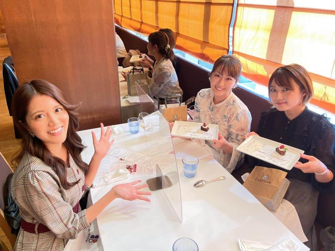 石川彩夏さんのインスタグラム写真 - (石川彩夏Instagram)「😋🍴💕 * 先日、事務所の先輩である✨ #細田阿也 さん #小泉恵未 さんと #オスカー会 させて頂きました🙇‍♀️💕 * 第一線で活躍してきて、今なお活躍してるお二人は、カッコよくもあり美しい🥰💕 そんな方々とランチ出来てルンルンでございました😚 * コエミ先輩は11月、あやさんは9月がお誕生日ということでっ😌サプライズでお祝い🎂🎉 快く対応してくださった、#ブラッスリーポールボキューズ銀座 様、ありがとうございました🙇🏻‍♀️𓈒𓂂𓏸 * #オスカープロモーション  #パワフルなお２人とまったりな私 #私もパワフルになりたい」11月9日 20時45分 - ayaka0711zi