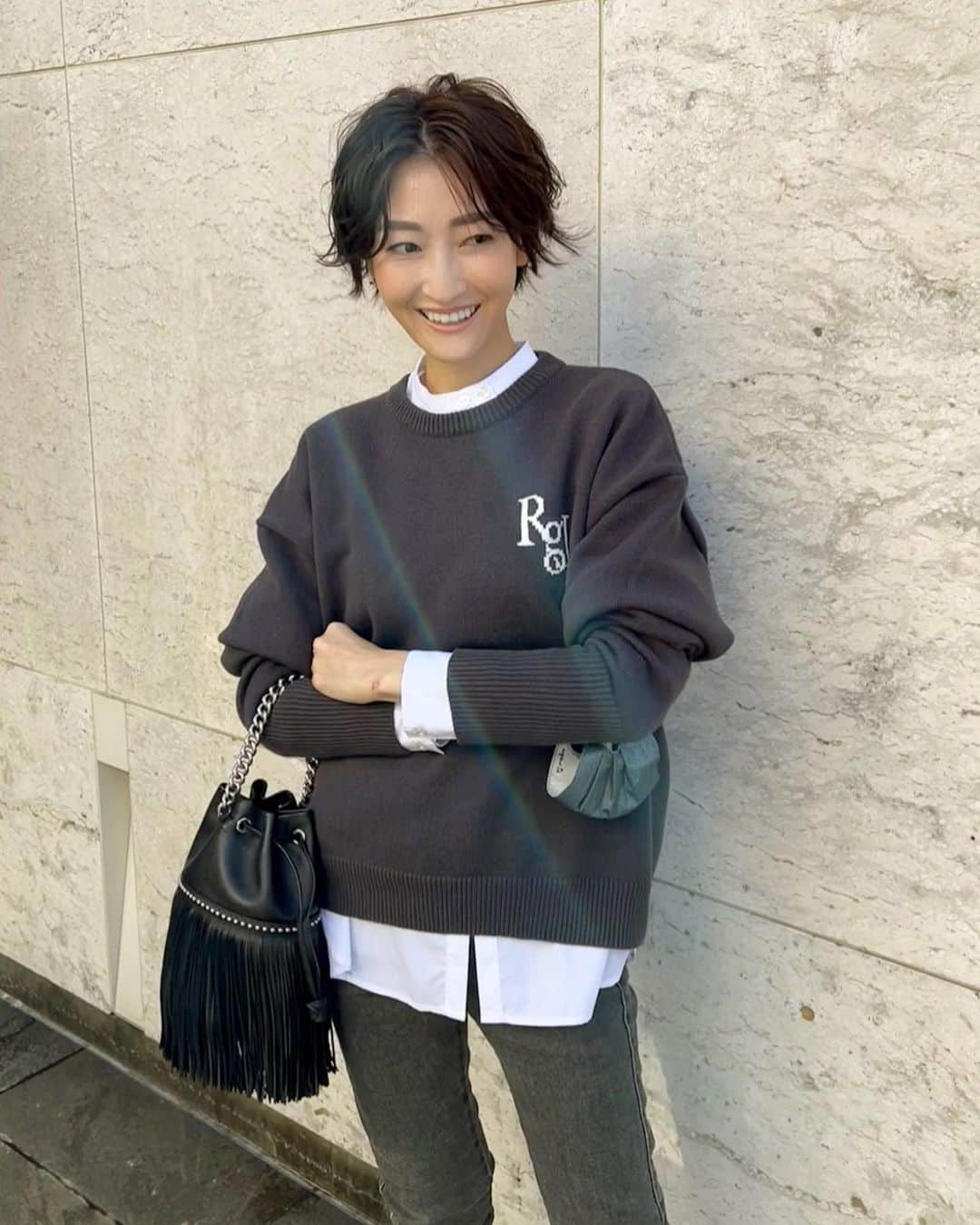 金子麻貴さんのインスタグラム写真 - (金子麻貴Instagram)「お気に入りなのに少しサイズが小さくてなかなか履けずにいたシューズ。  久しぶりに履いたら以外に大丈夫だった。しかもバッグとお揃いなの？ってくらいピッタリで可愛い❤️  ロゴニットはシャツとレイヤードするのもおすすめ✨今週末に発売予定です！  #ootd#outfit#regleam#jmdavidson#chembur#ニット#コート#デニム#フラットシューズ#重ね着#レイヤードコーデ#ショートアレンジ#ママコーデ#マスクコーデ」11月9日 20時48分 - mtmmaki